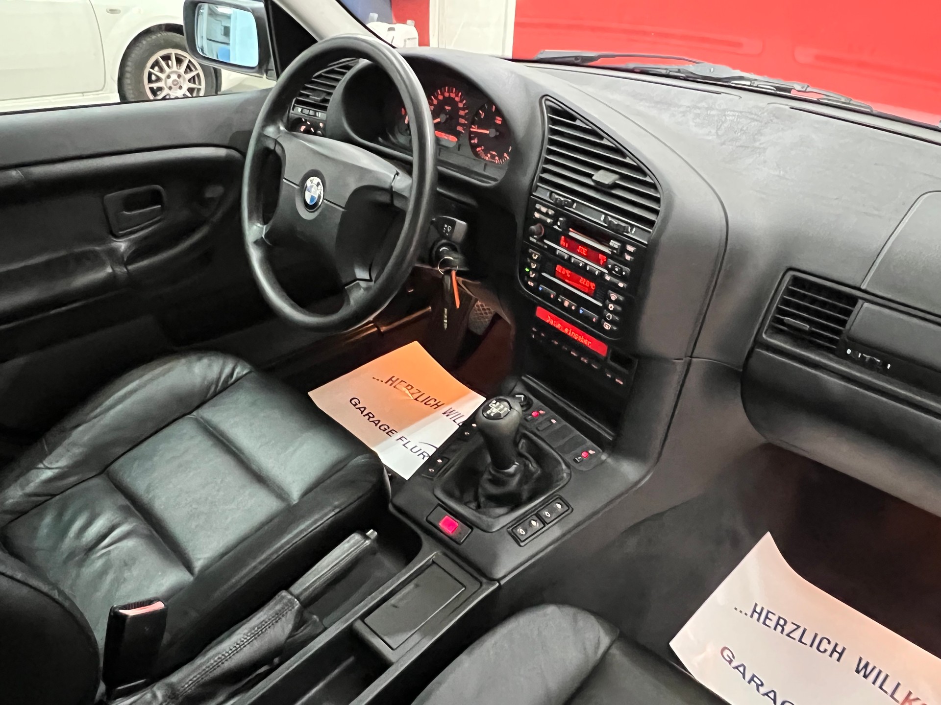 BMW 320i A Exclusiv Edition-image-12