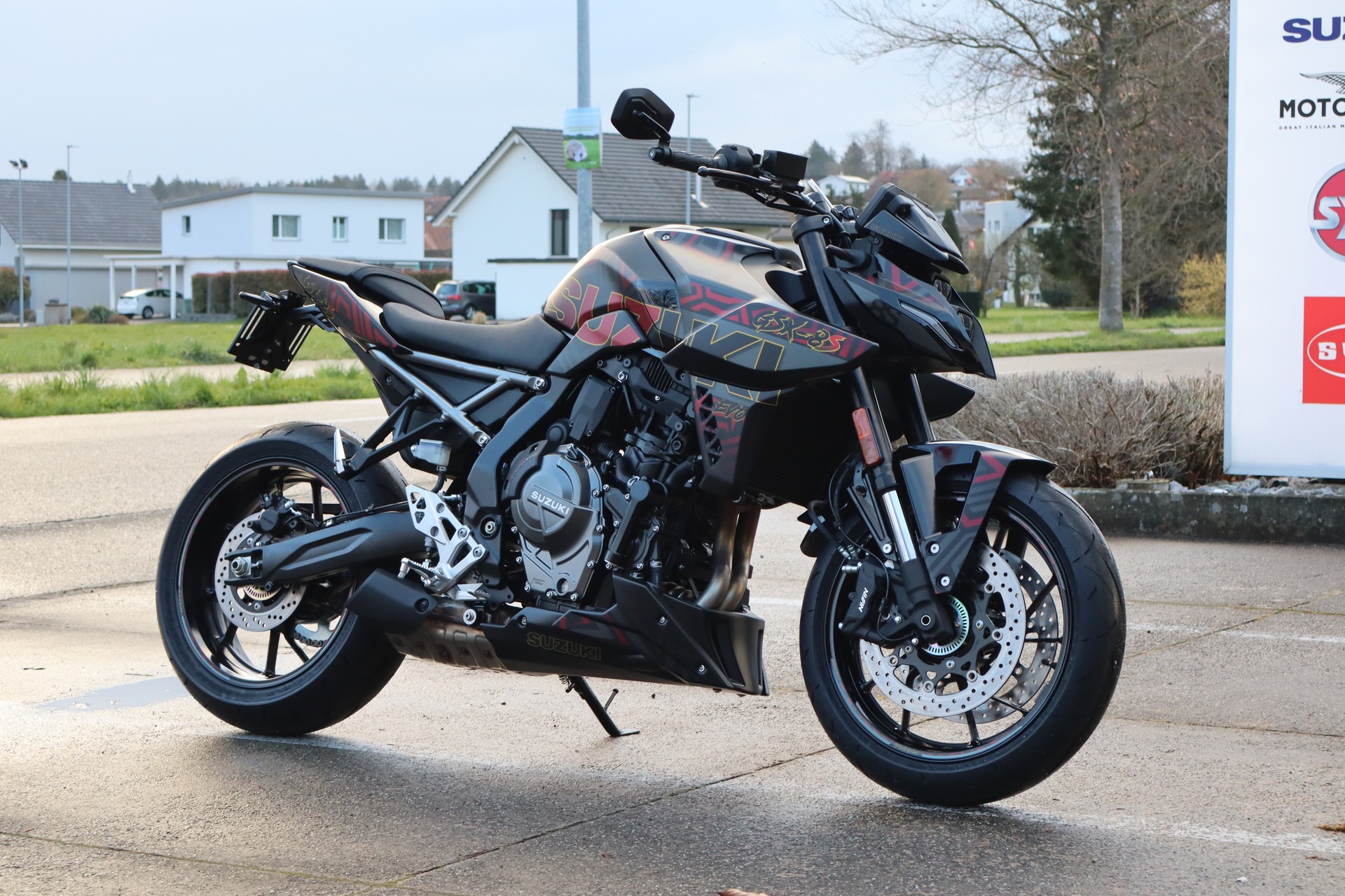 SUZUKI GSX 8 S BLACK EVO ABS / TCS-image-1