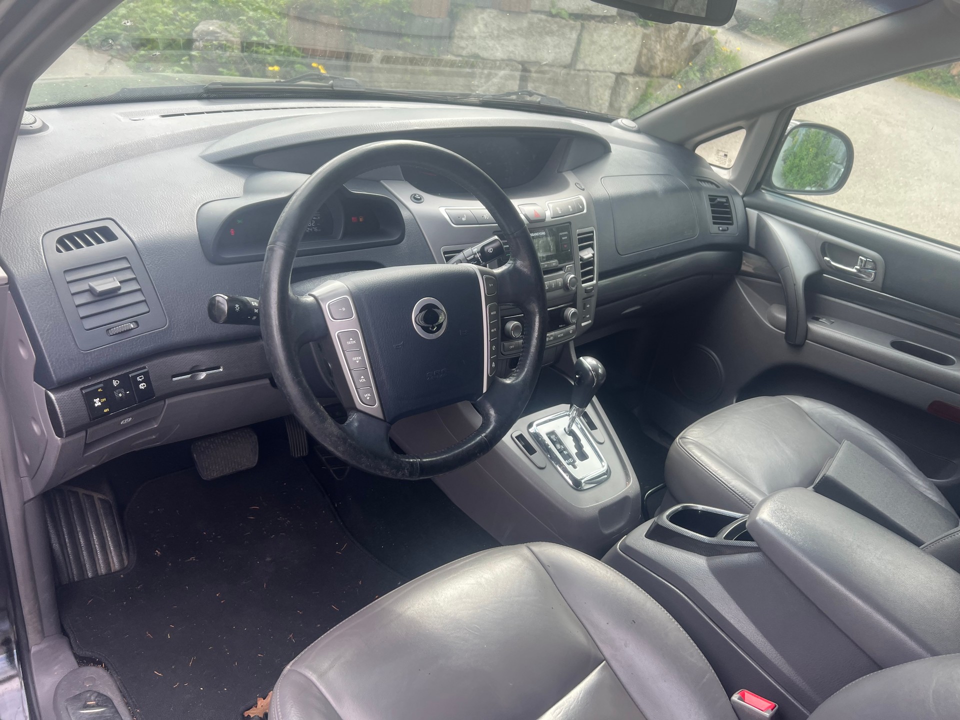 KGM-SsangYong Rodius SV200 e-XDi Sapphire 4WD E-Tronic-image-8