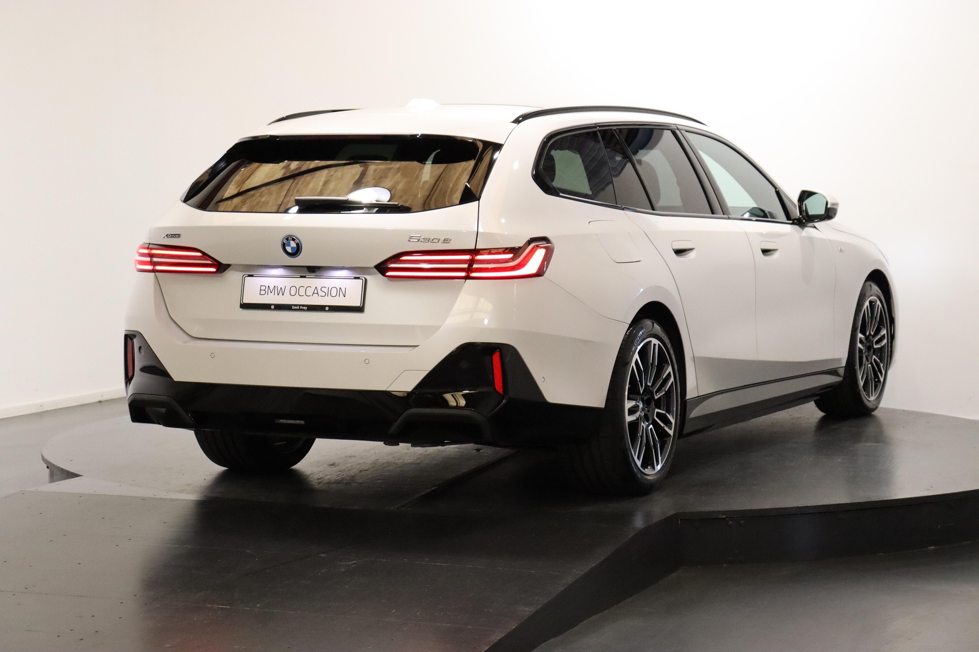 BMW 530e xDrive Touring-showroom-element-2