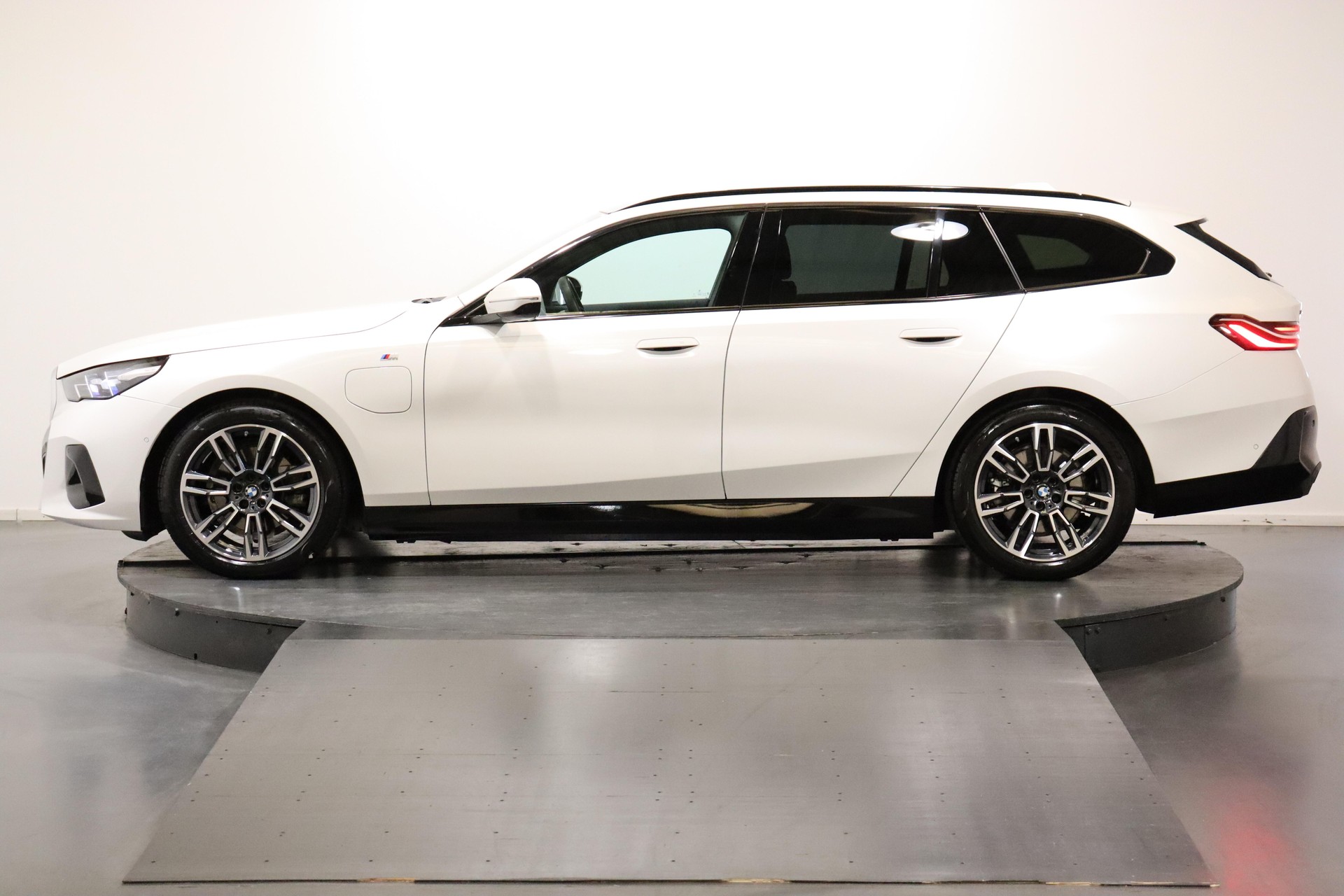 BMW 530e xDrive Touring-showroom-element-3