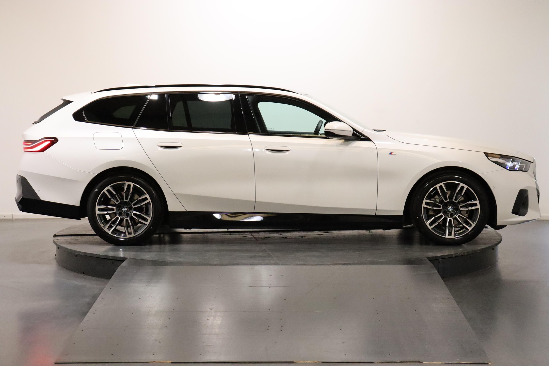 BMW 530e xDrive Touring-showroom-element-1