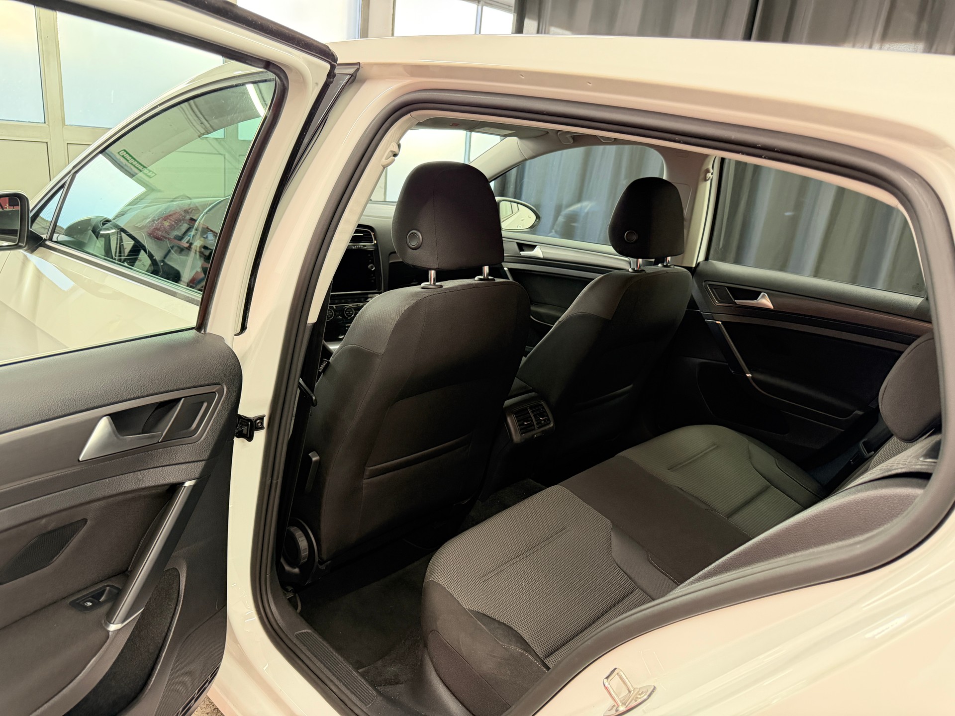 VW Golf 1.5 TSI EVO Comfortline, gepflegtes CH Fahrzeug, frisch ab MFK, 8 Fach bereift, ACC, RFK, Abstand, Garantie u.vm-image-10