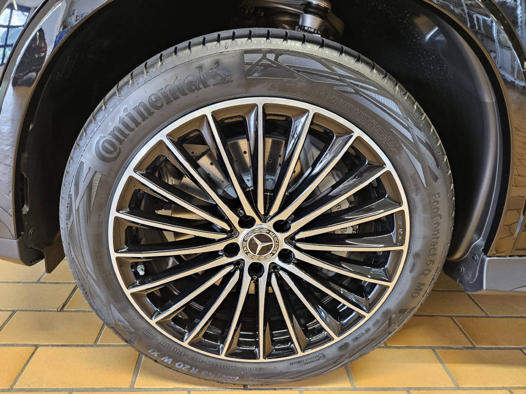 MERCEDES-BENZ GLC 300 4Matic AMG Line-image-16