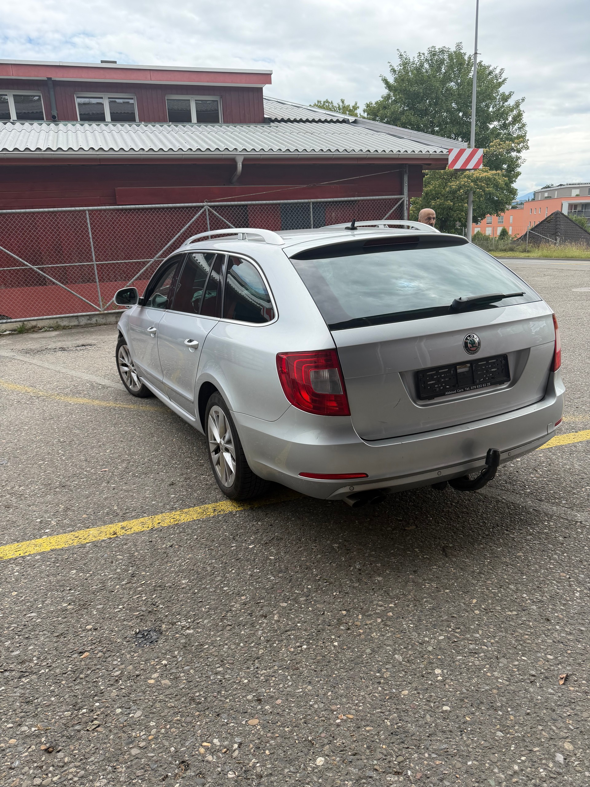 SKODA Superb Combi 1.8 TSI Ambition DSG-image-1