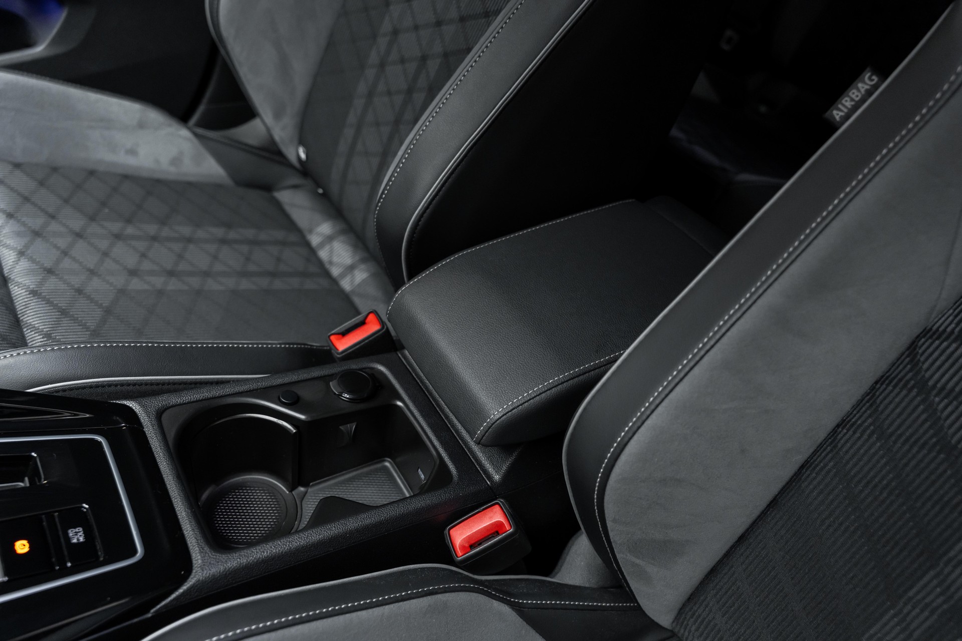VW Golf 1.5 eTSI mHEV ACT R-Line 75 Edition DSG-image-15