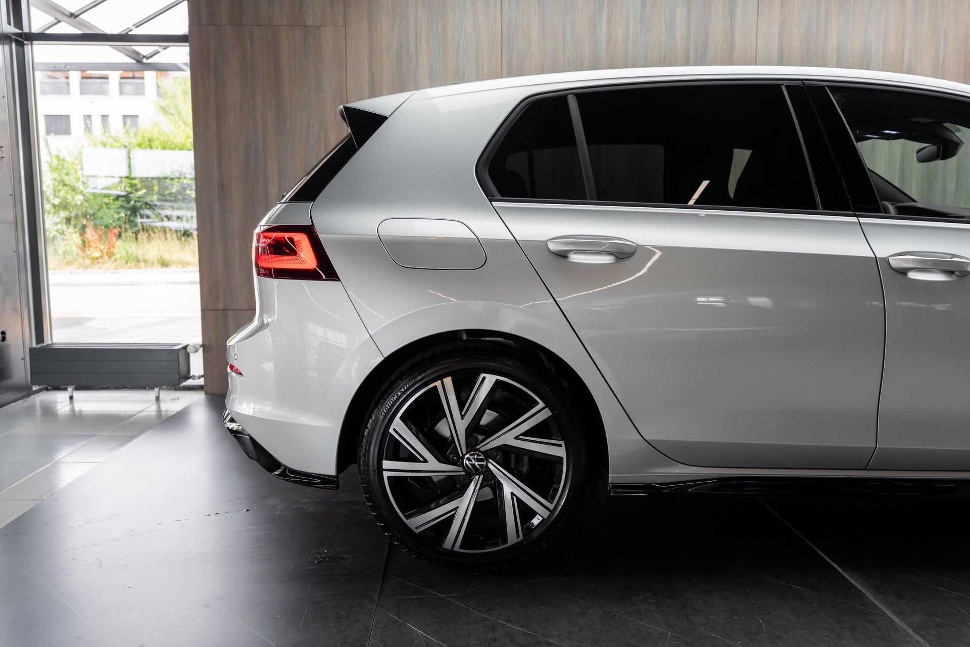 VW Golf 1.5 eTSI mHEV ACT R-Line 75 Edition DSG-image-31