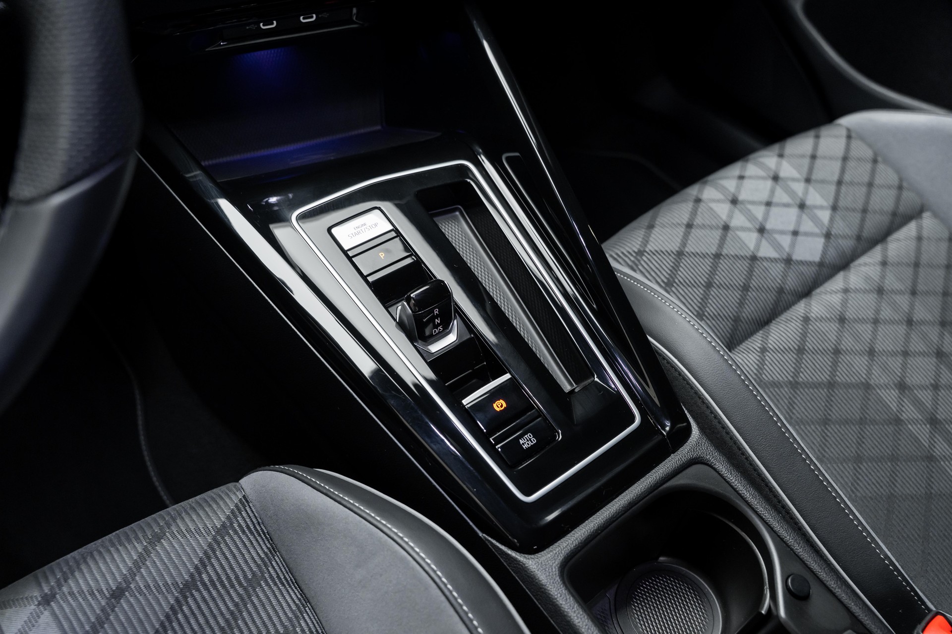 VW Golf 1.5 eTSI mHEV ACT R-Line 75 Edition DSG-image-14