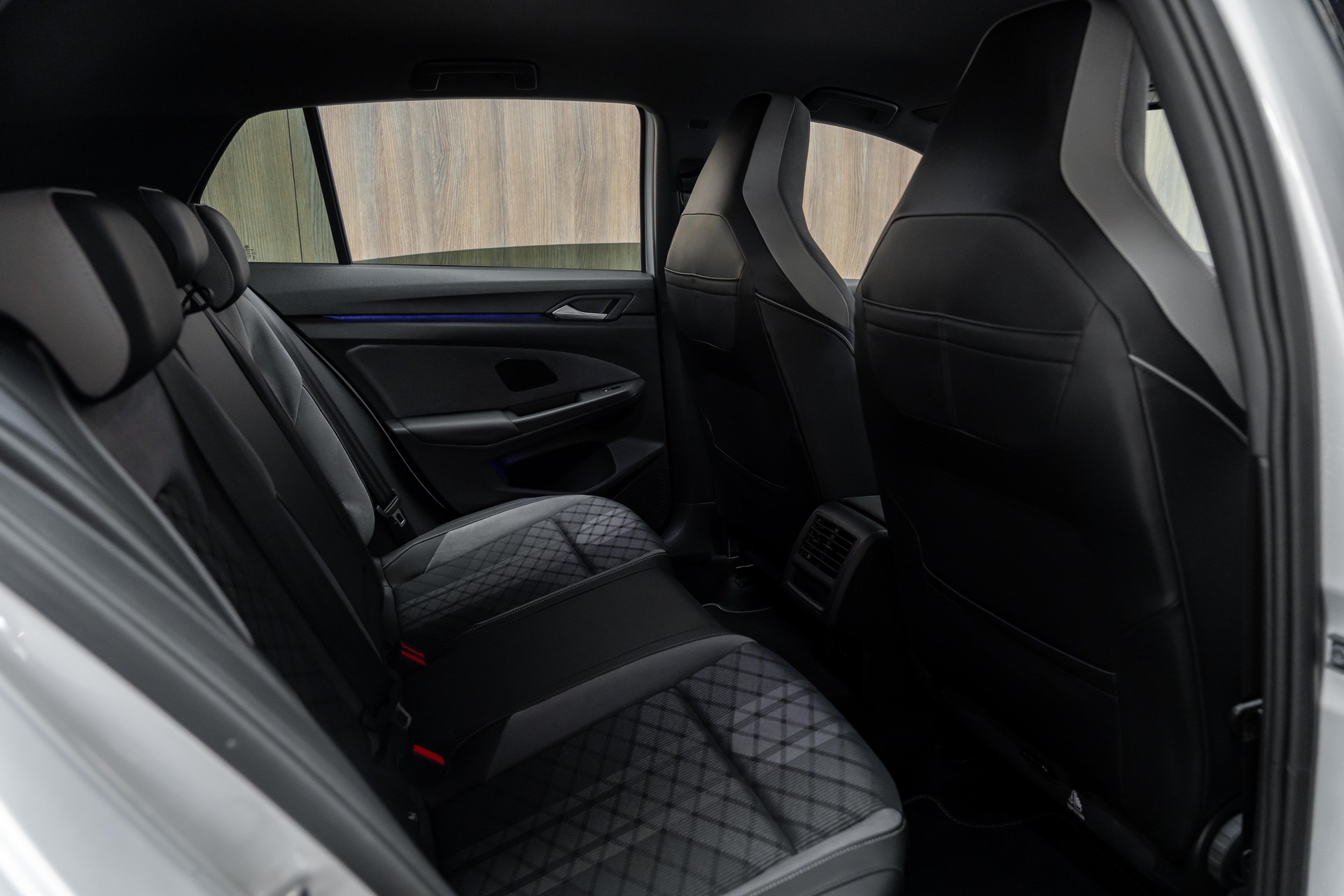 VW Golf 1.5 eTSI mHEV ACT R-Line 75 Edition DSG-image-9
