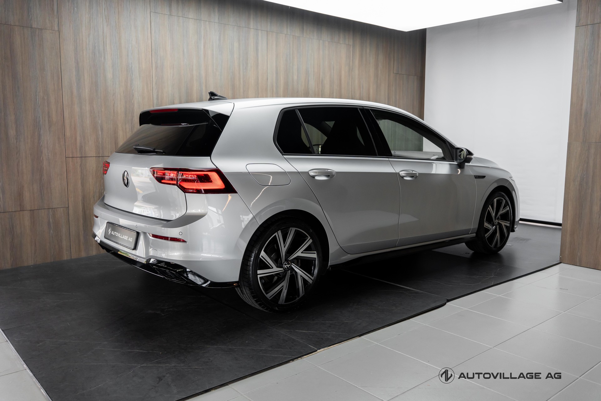 VW Golf 1.5 eTSI mHEV ACT R-Line 75 Edition DSG-showroom-element-1