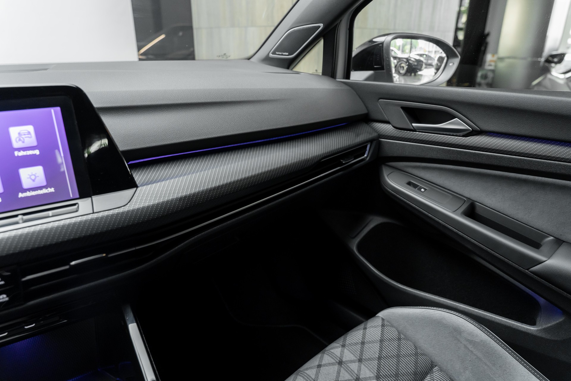 VW Golf 1.5 eTSI mHEV ACT R-Line 75 Edition DSG-image-18
