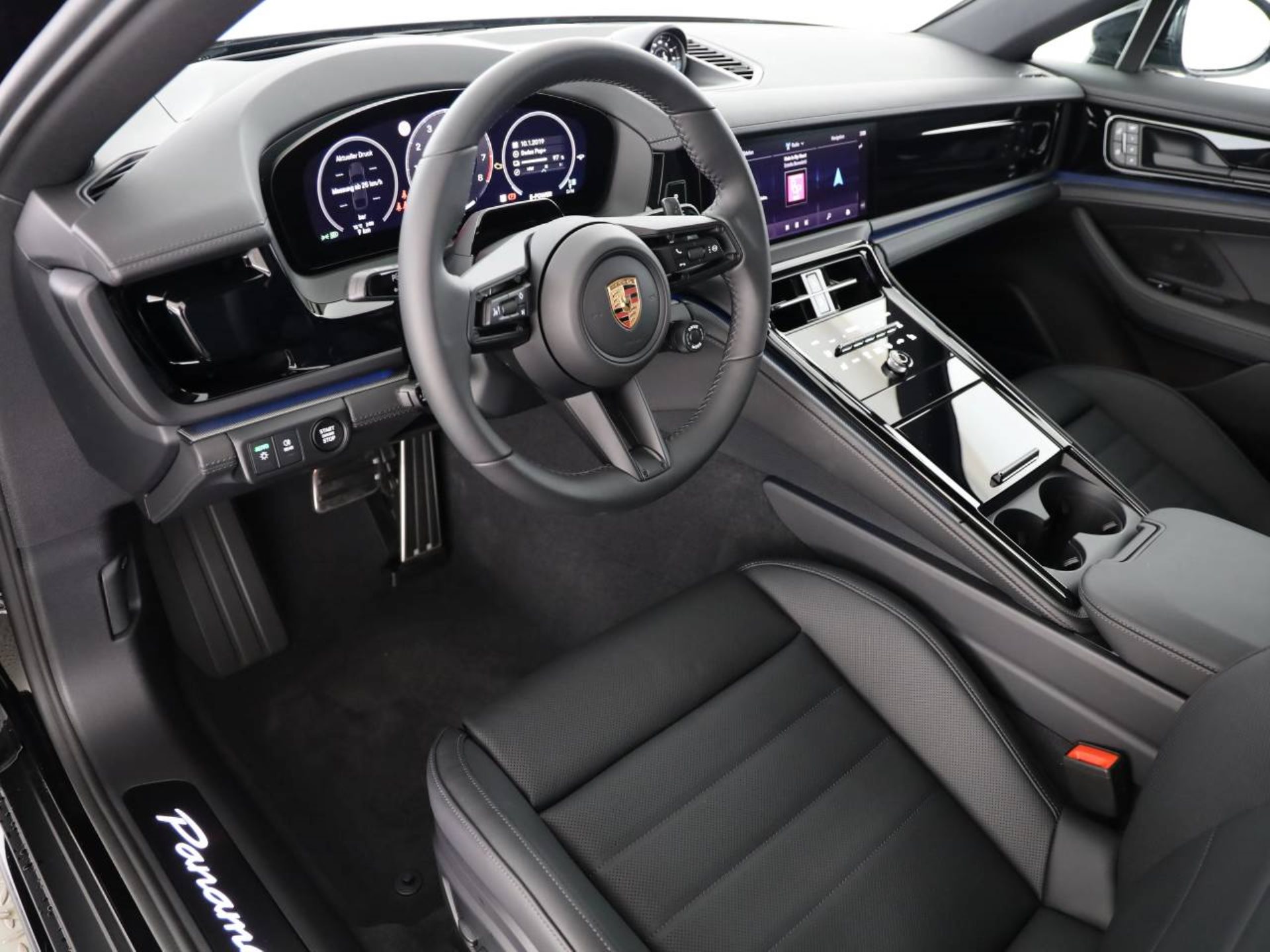 PORSCHE Panamera 4 E-Hybrid-showroom-element-3
