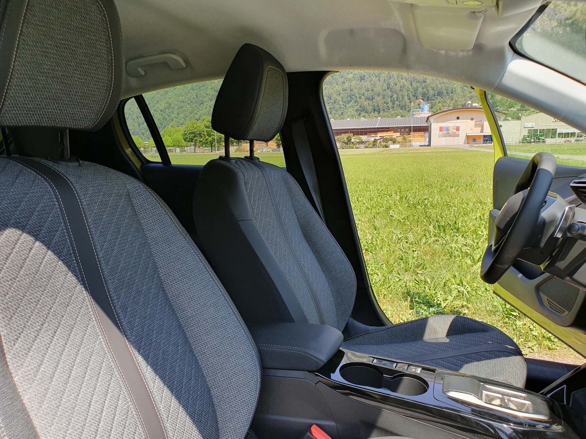 PEUGEOT 208 1.2 Hybrid Style-image-9