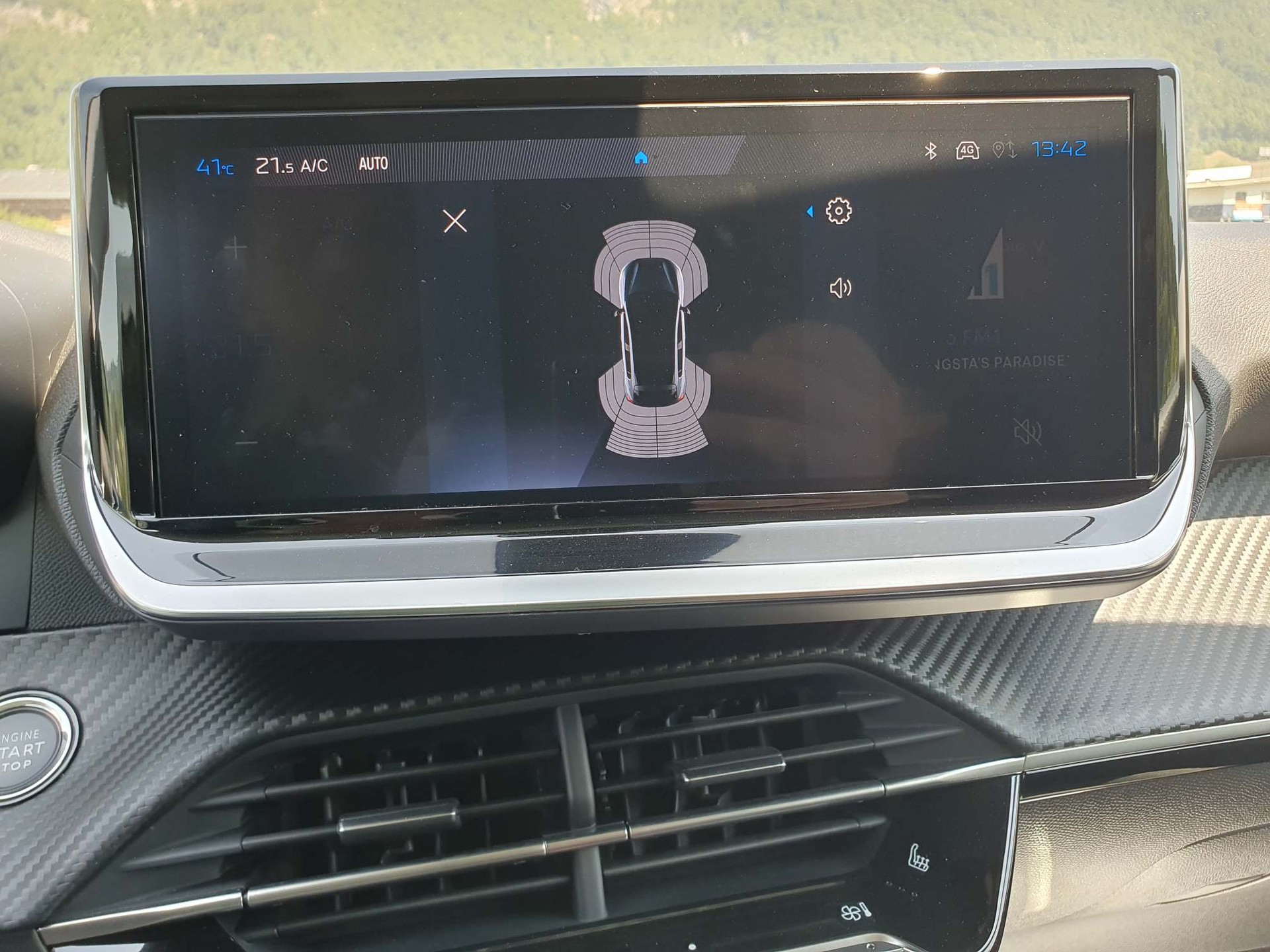 PEUGEOT 208 1.2 Hybrid Style-image-11