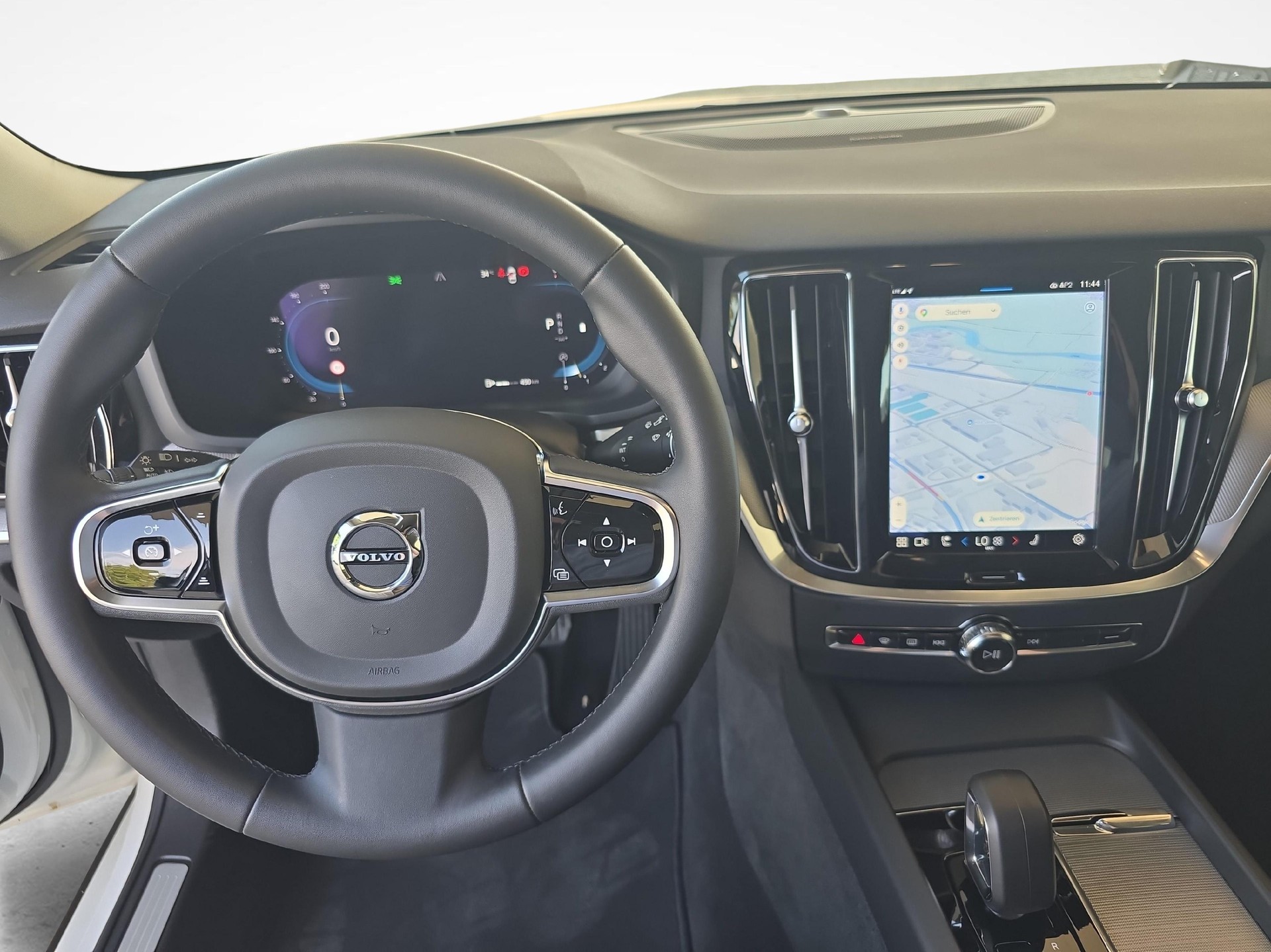 VOLVO V60 2.0 B4 Plus Dark-image-12