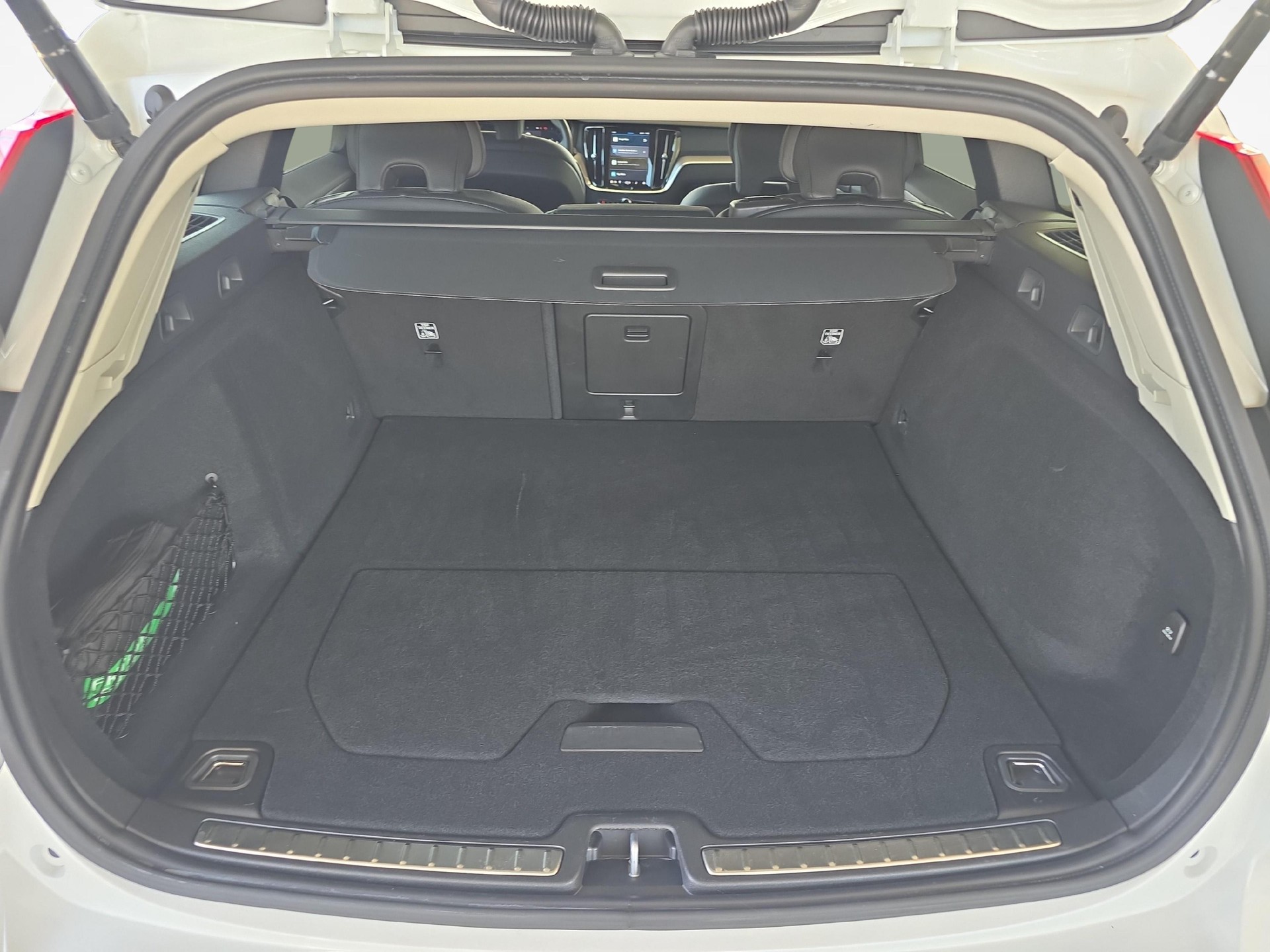 VOLVO V60 2.0 B4 Plus Dark-image-11