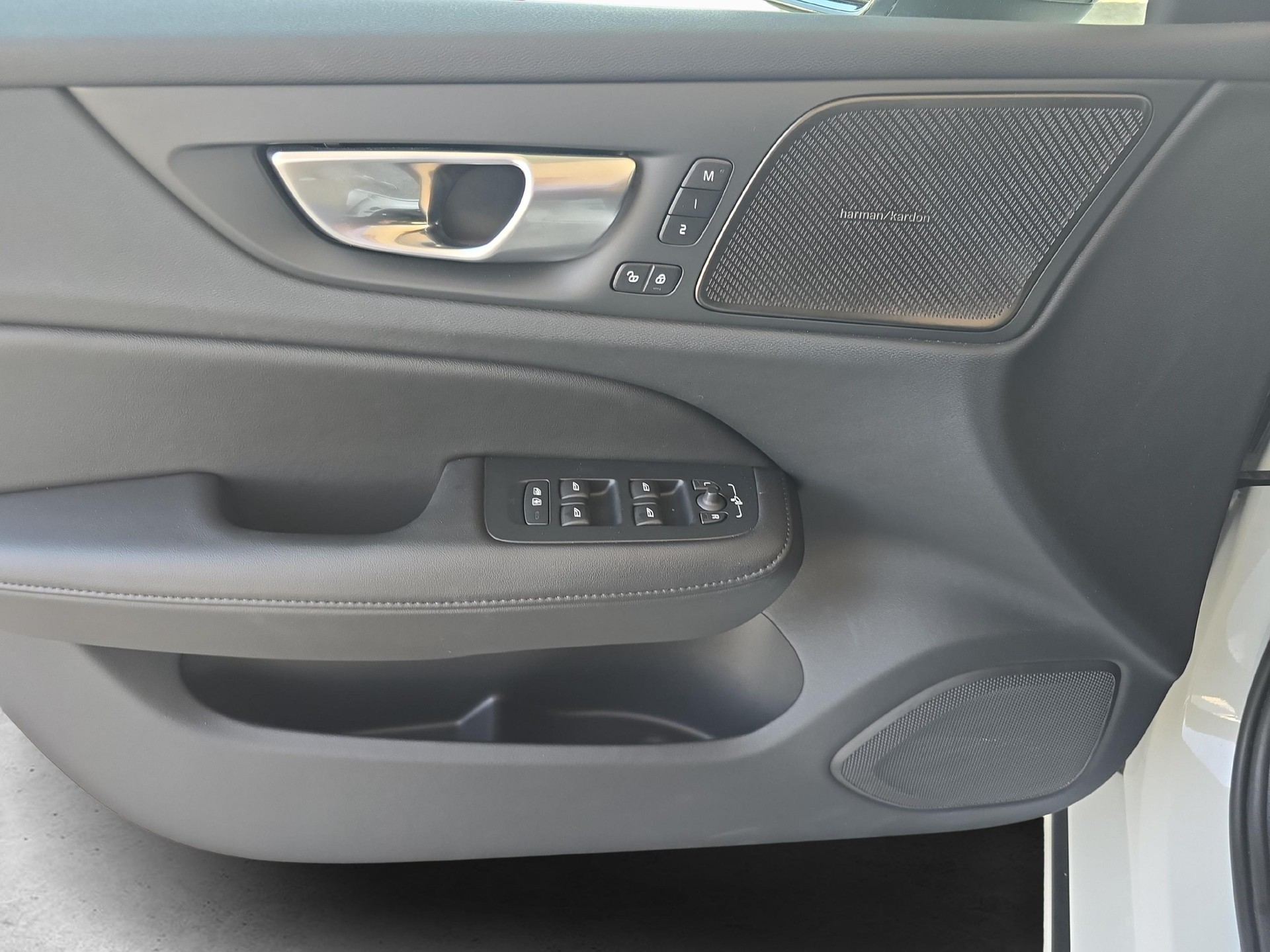 VOLVO V60 2.0 B4 Plus Dark-image-16