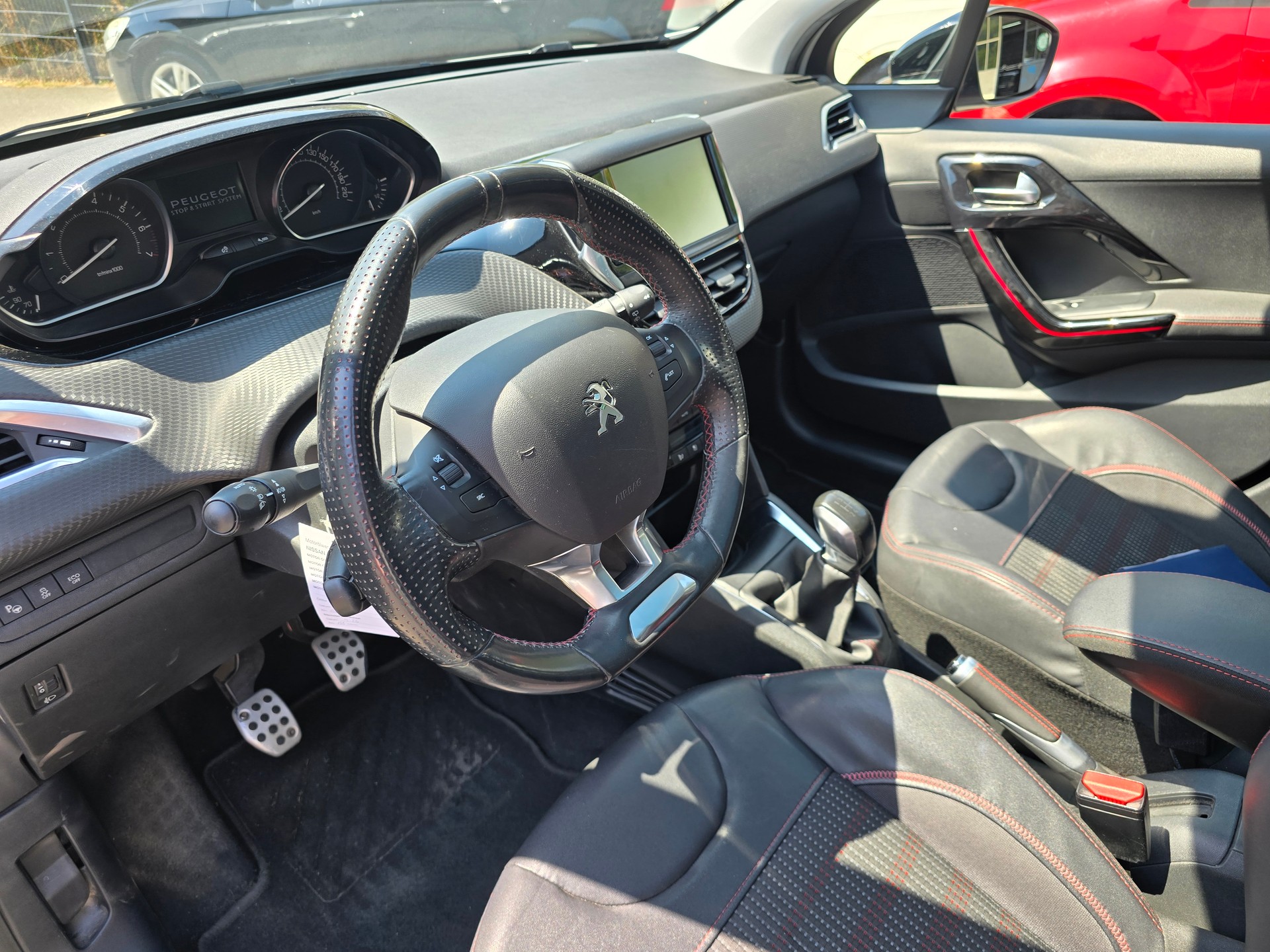 PEUGEOT 208 1.2 PureTech GT Line-image-9