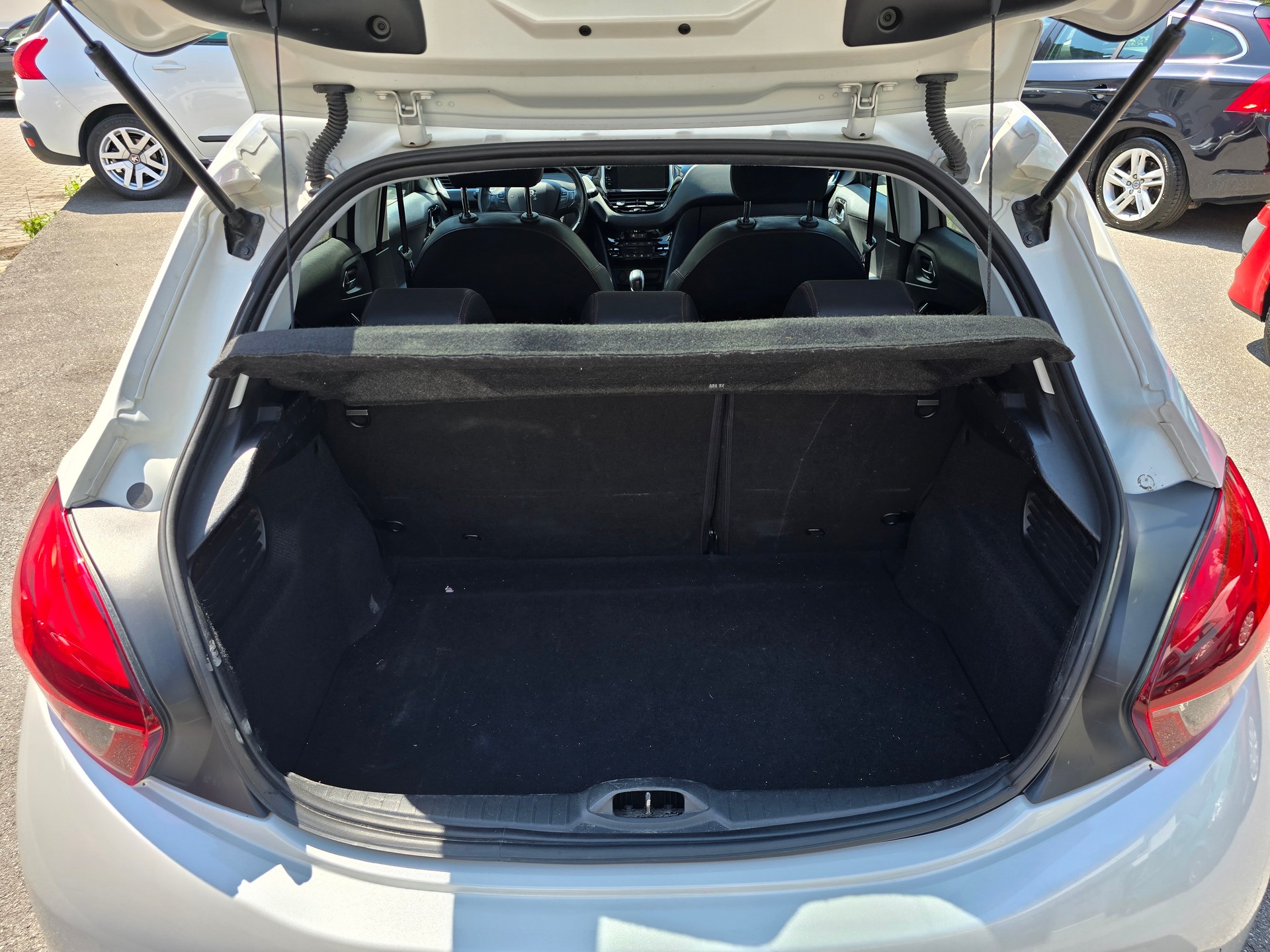 PEUGEOT 208 1.2 PureTech GT Line-image-4