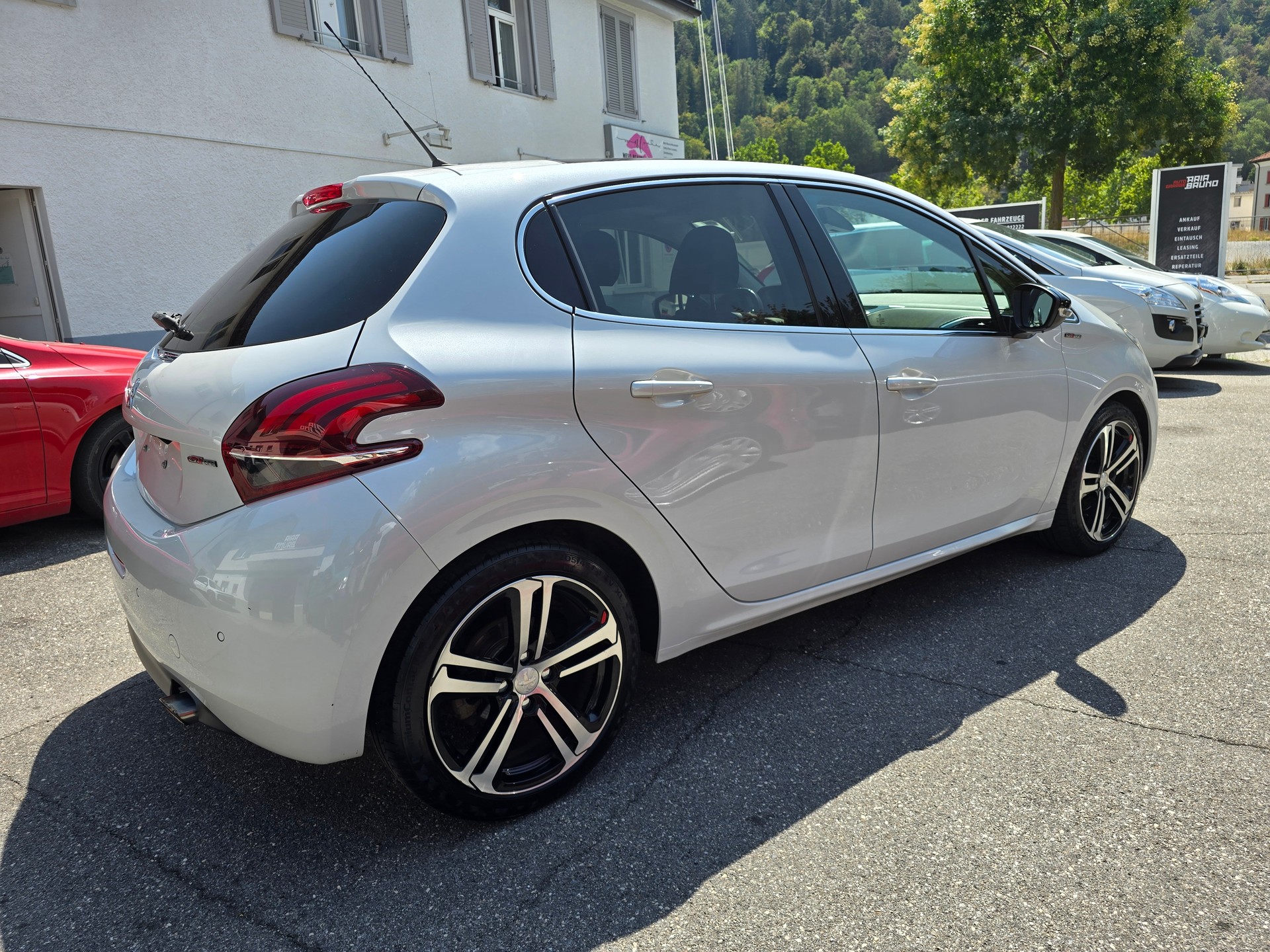 PEUGEOT 208 1.2 PureTech GT Line-image-3