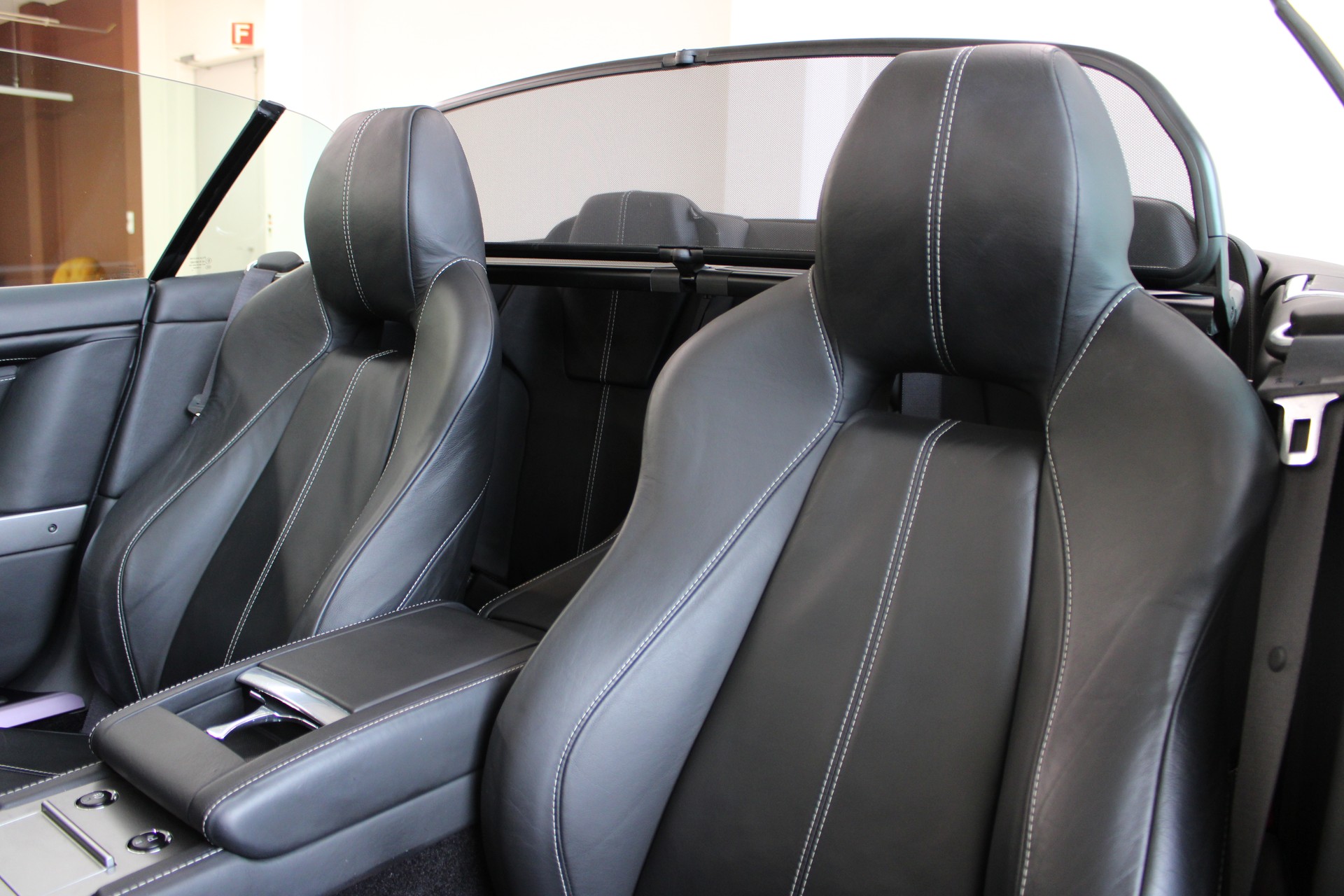 ASTON MARTIN DB9 Volante Touchtronic 2-image-9