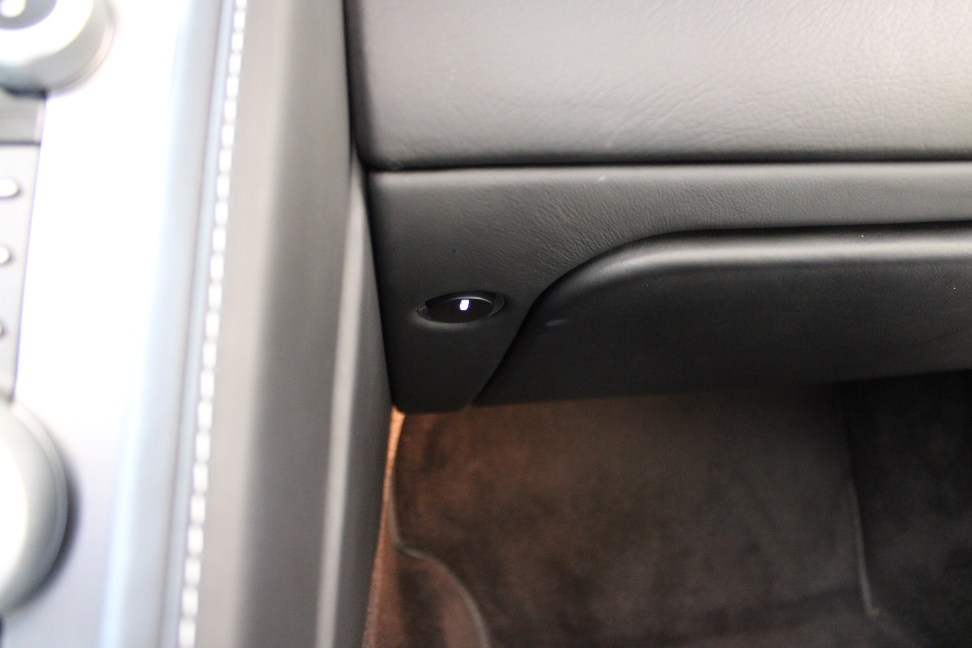 ASTON MARTIN DB9 Volante Touchtronic 2-image-23