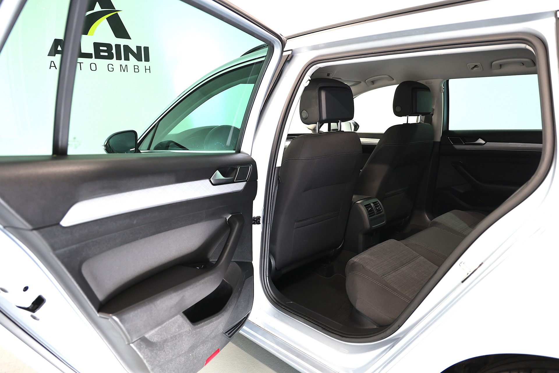 VW Passat Variant 2.0 TDI 200 Business DSG 4m-image-14