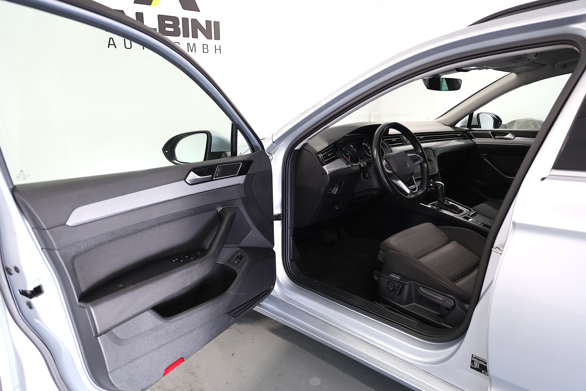 VW Passat Variant 2.0 TDI 200 Business DSG 4m-image-5
