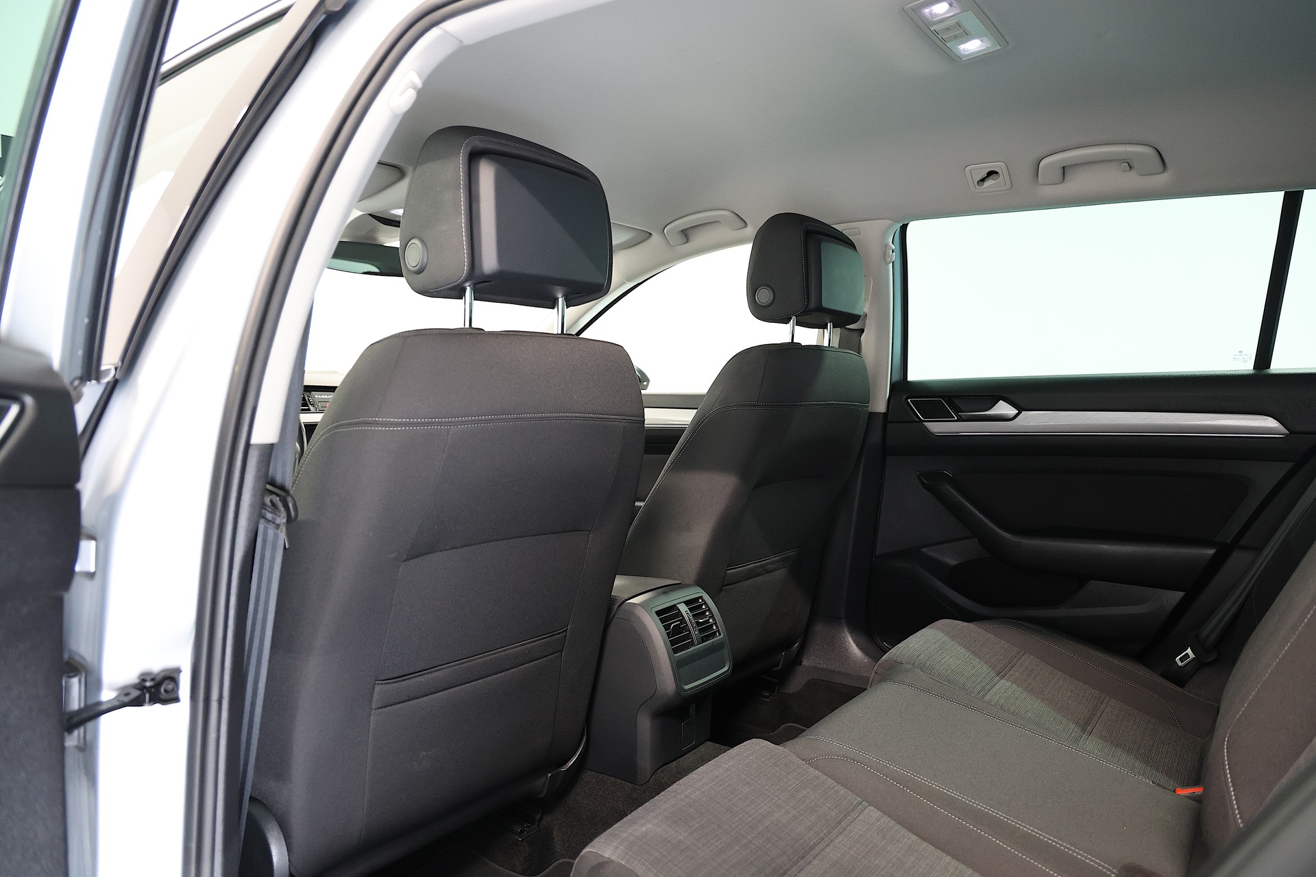 VW Passat Variant 2.0 TDI 200 Business DSG 4m-image-16