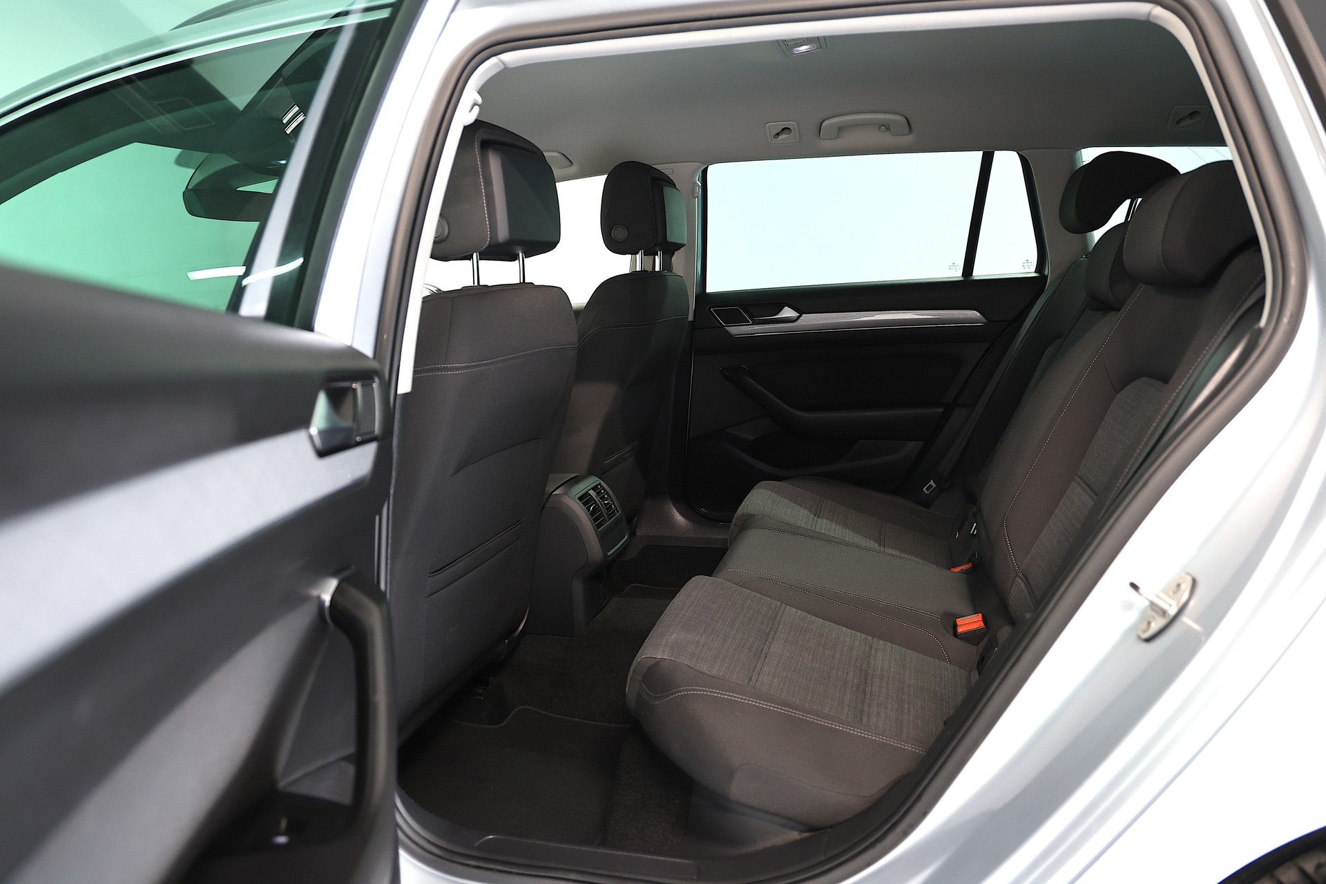 VW Passat Variant 2.0 TDI 200 Business DSG 4m-image-15