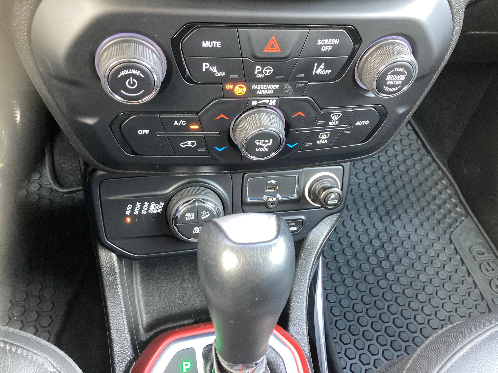 JEEP Renegade 1.3 T PHEV Trailhawk AWD mit Geländeuntersetzung-image-24