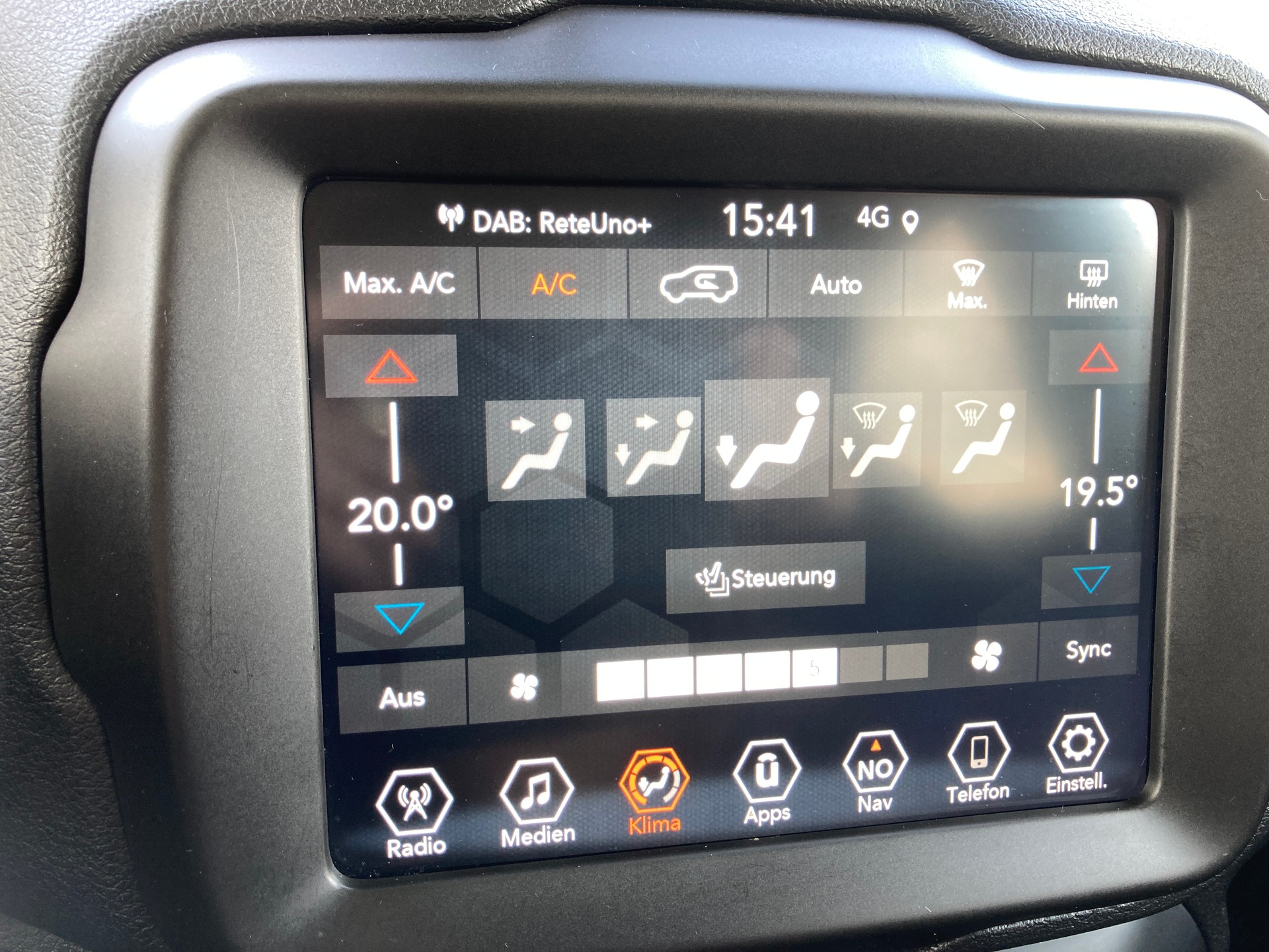 JEEP Renegade 1.3 T PHEV Trailhawk AWD mit Geländeuntersetzung-image-27