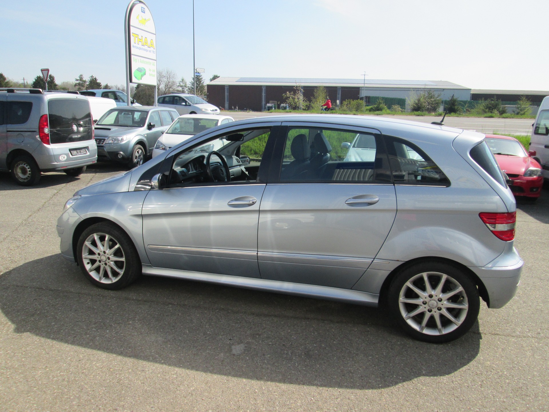 MERCEDES-BENZ B 200-image-1