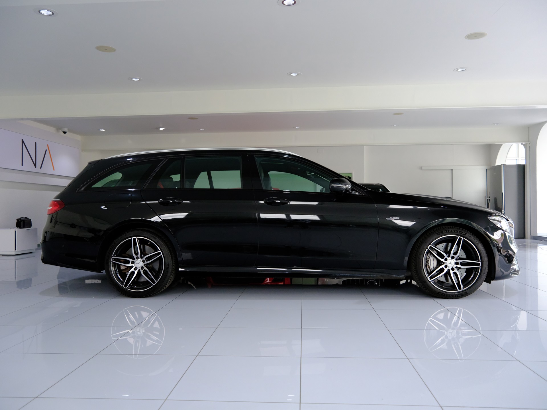 MERCEDES-BENZ E 53 AMG 4Matic 9G-Tronic-showroom-element-2
