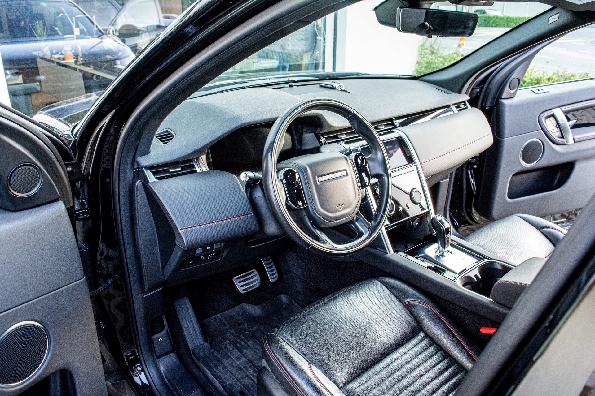 LAND ROVER Discovery Sport R Dyn P200 2.0 Si4 MHEV HSE BLACK PACK-image-14