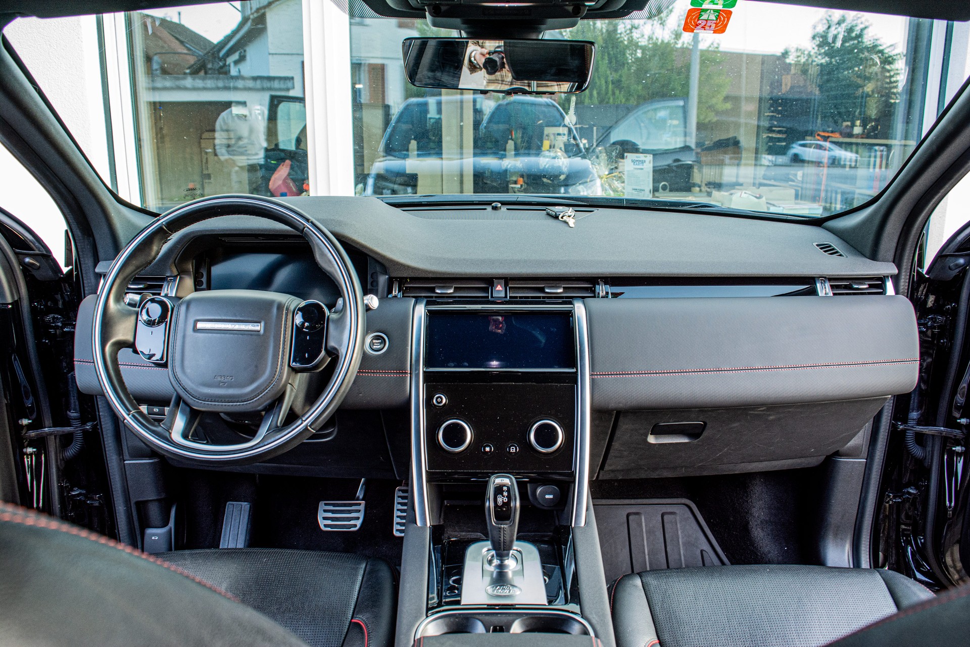 LAND ROVER Discovery Sport R Dyn P200 2.0 Si4 MHEV HSE BLACK PACK-image-10