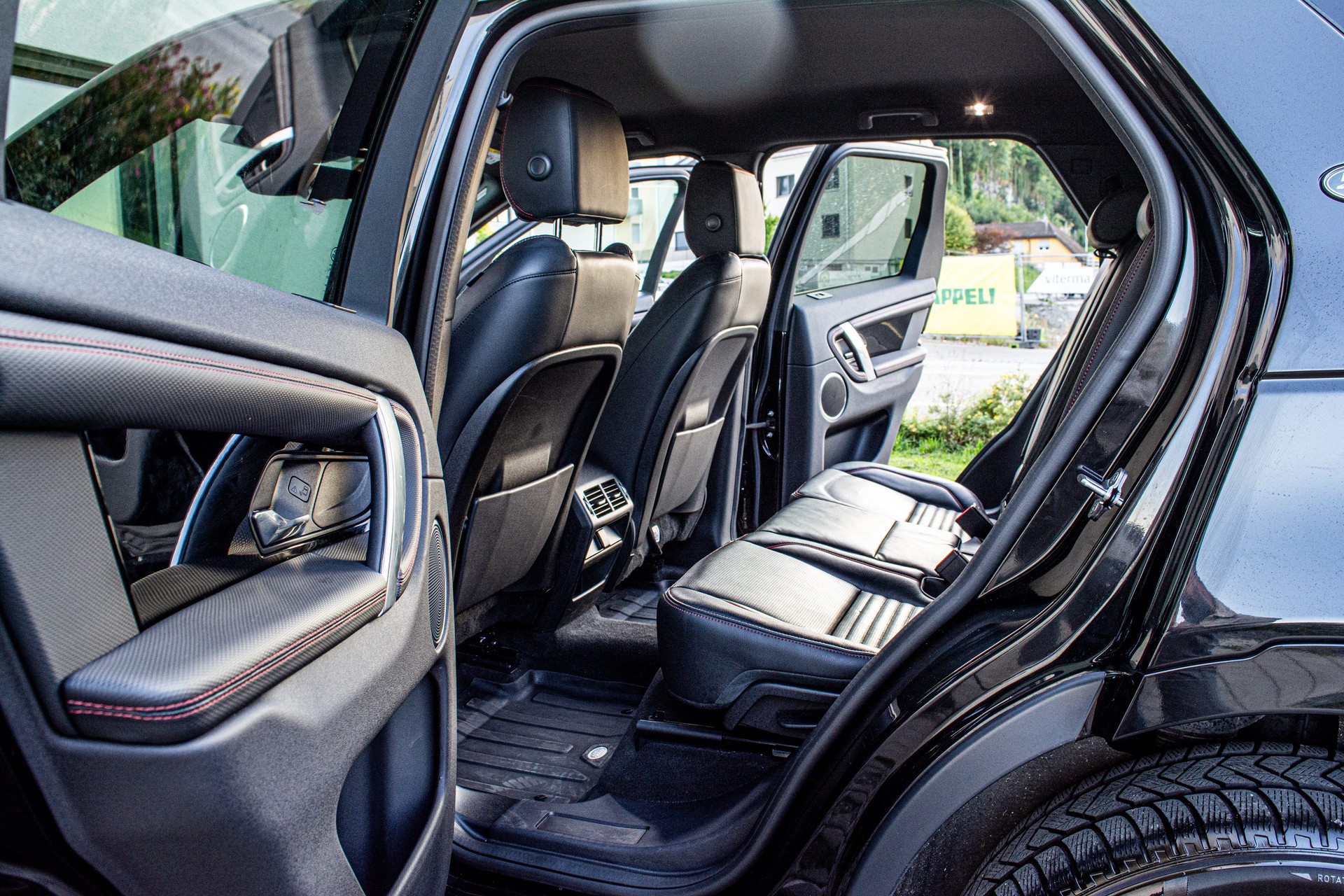 LAND ROVER Discovery Sport R Dyn P200 2.0 Si4 MHEV HSE BLACK PACK-image-12