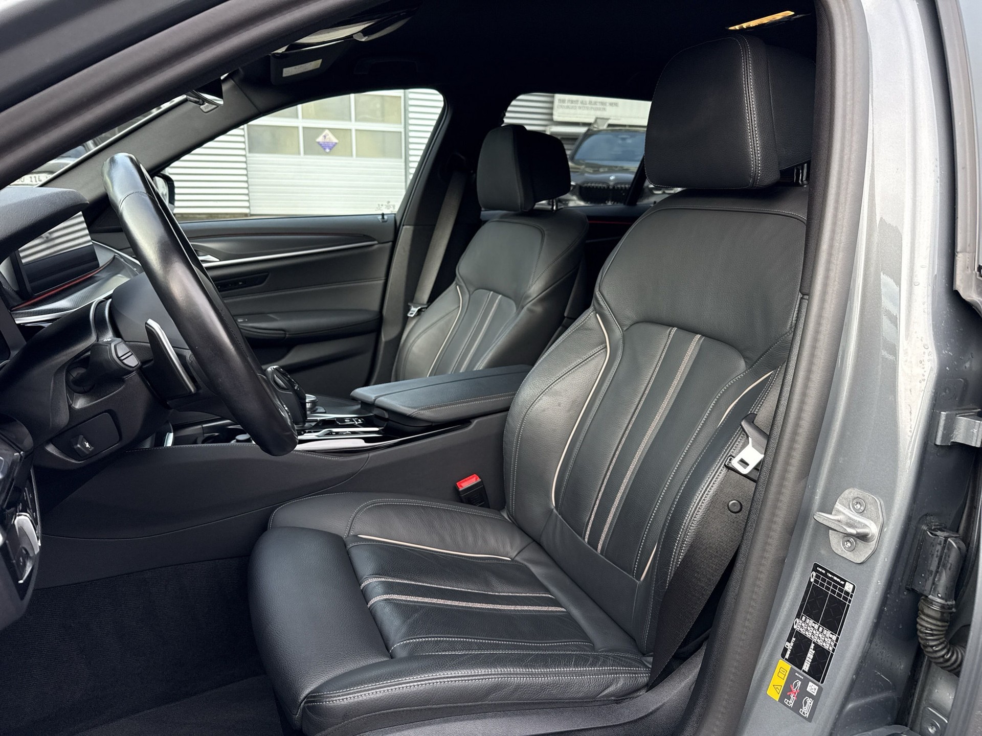 BMW 530e xDrive Touring M Sport Steptronic-image-10