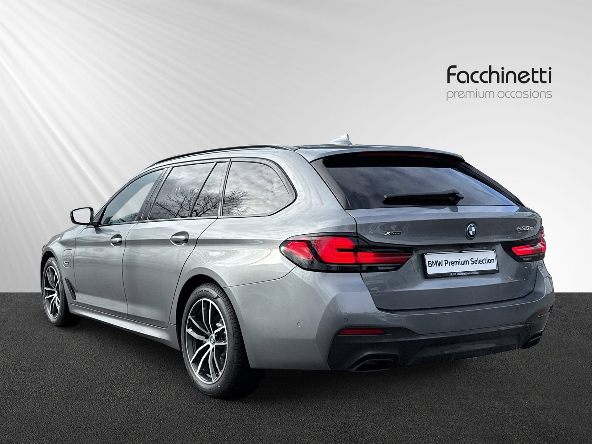 BMW 530e xDrive Touring M Sport Steptronic-showroom-element-3