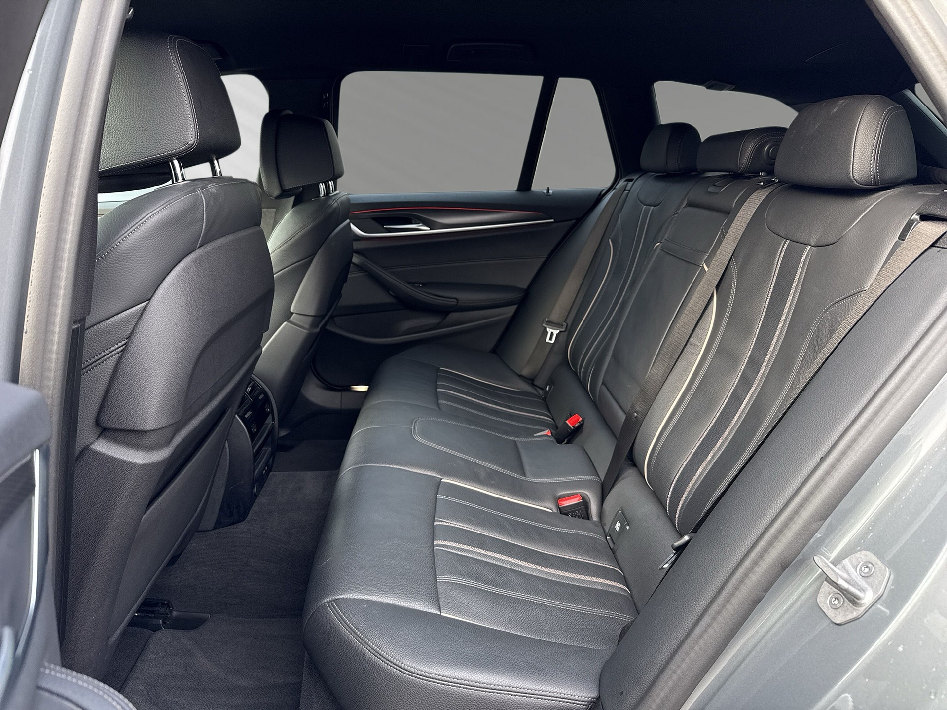 BMW 530e xDrive Touring M Sport Steptronic-image-7