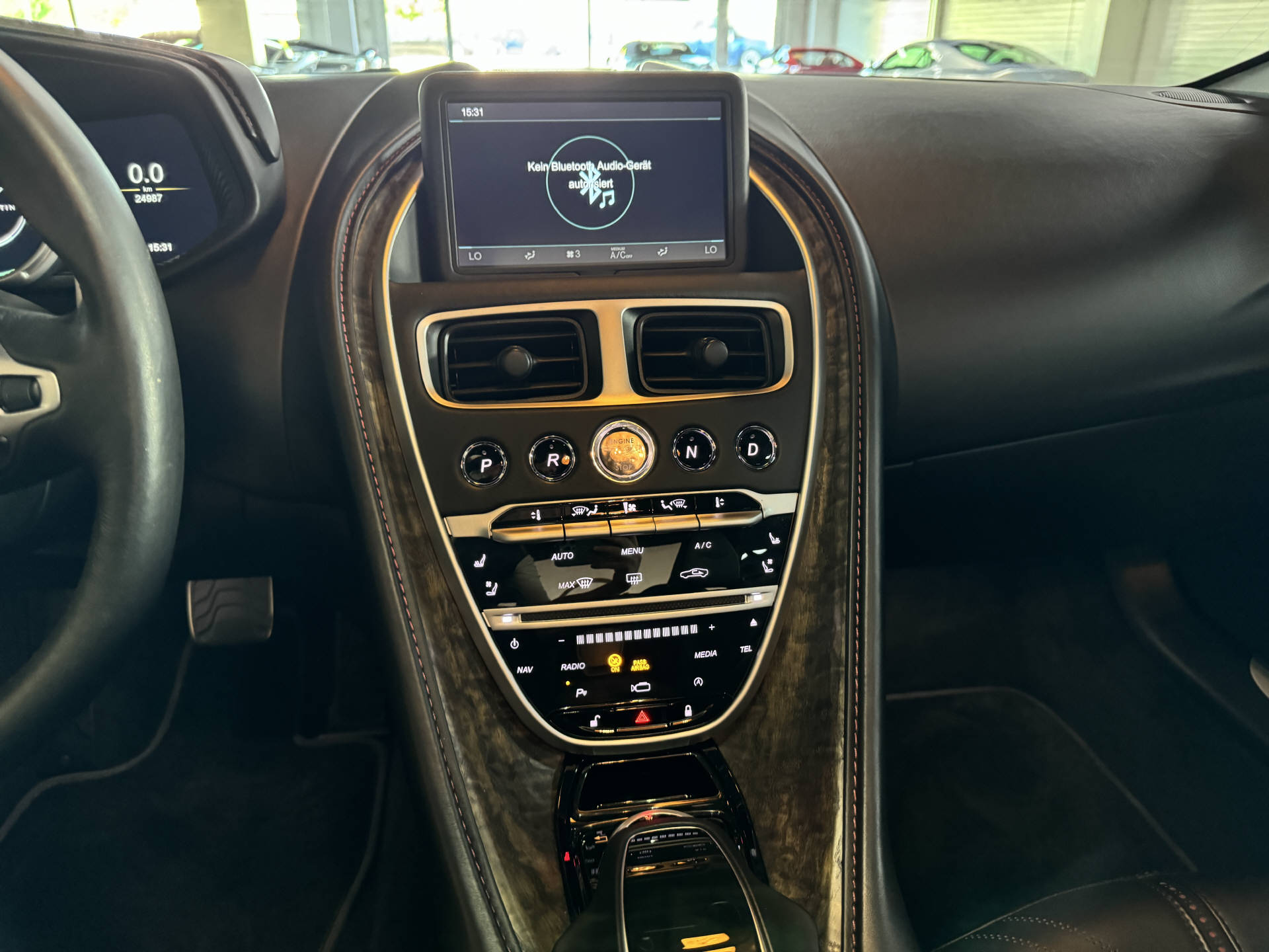 ASTON MARTIN DB11 V8 Volante Touchtronic 3-image-14