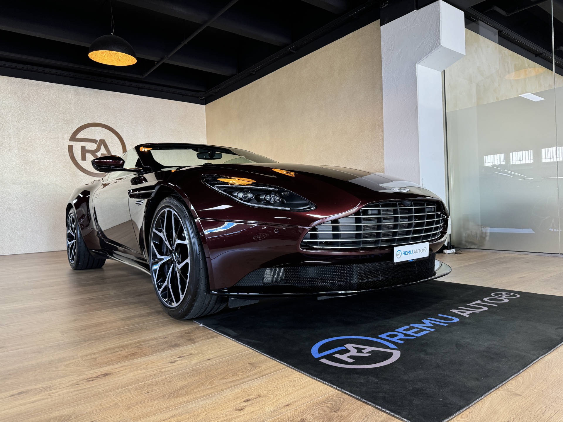 ASTON MARTIN DB11 V8 Volante Touchtronic 3-showroom-element-1