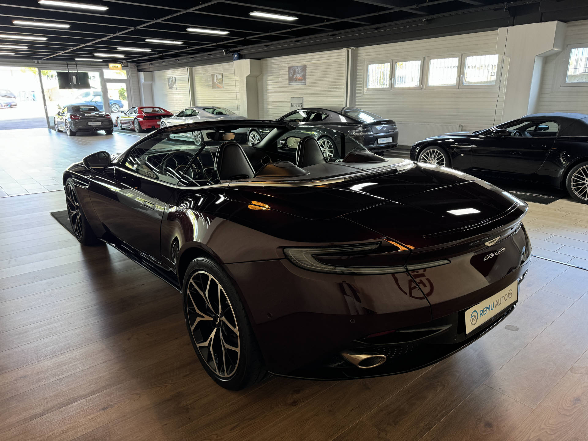 ASTON MARTIN DB11 V8 Volante Touchtronic 3-image-6