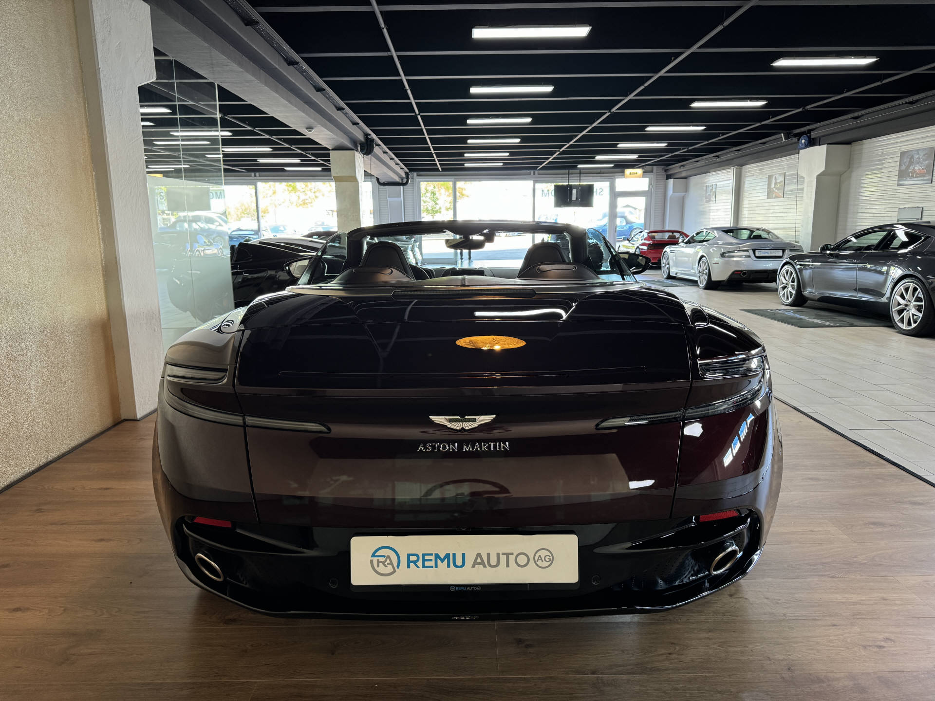 ASTON MARTIN DB11 V8 Volante Touchtronic 3-image-5
