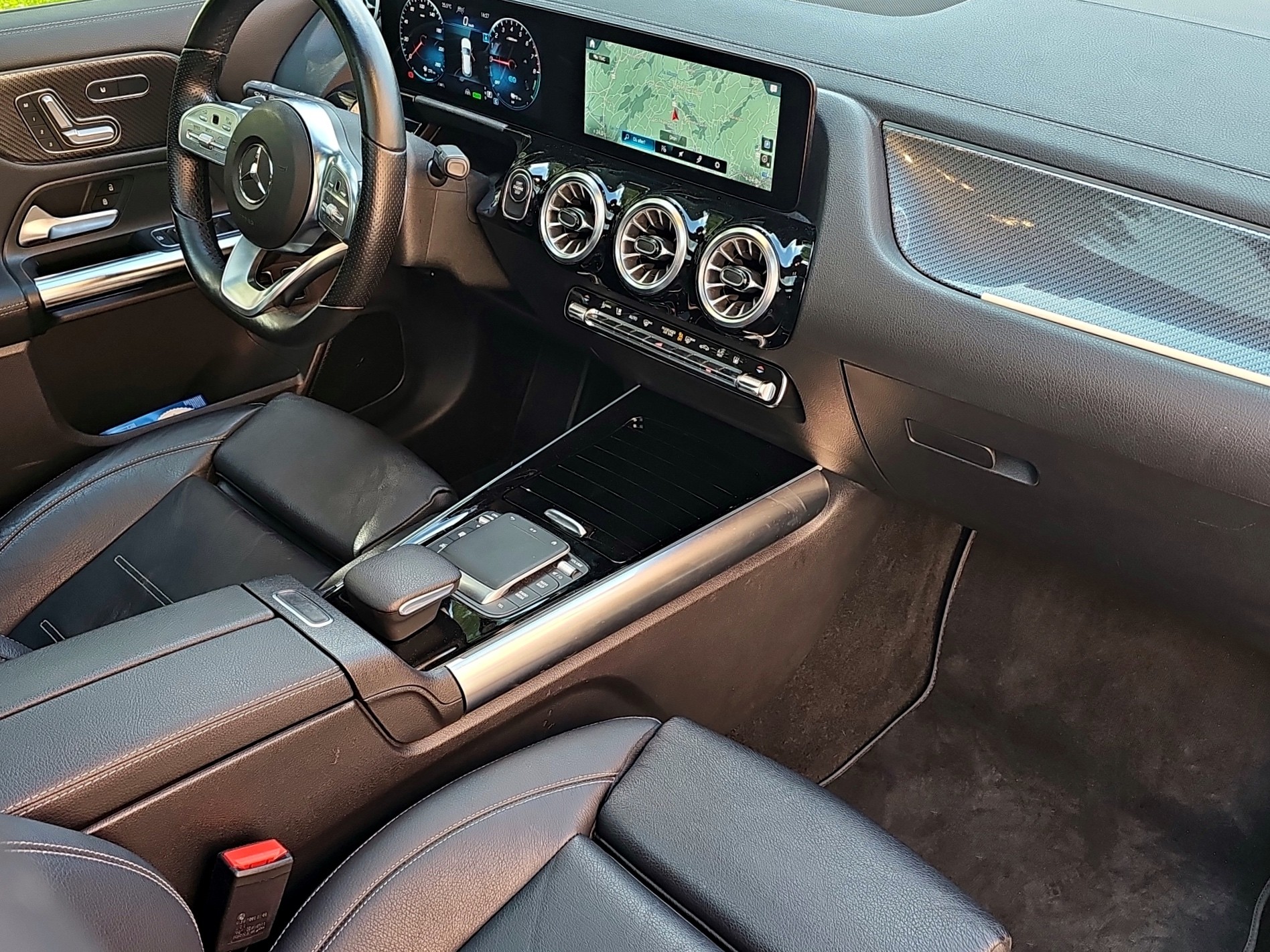 MERCEDES-BENZ GLA 250e AMG Line 8G-DCT-image-23