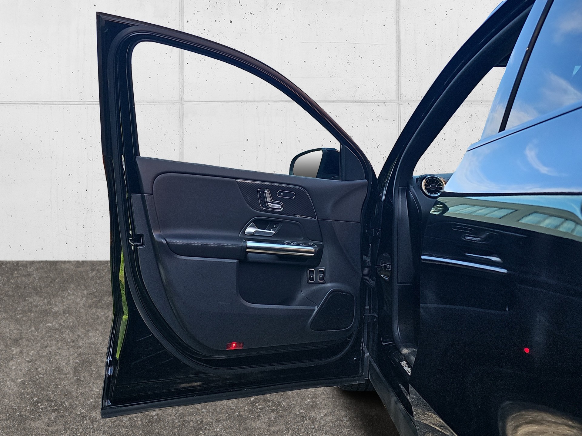 MERCEDES-BENZ GLA 250e AMG Line 8G-DCT-image-26