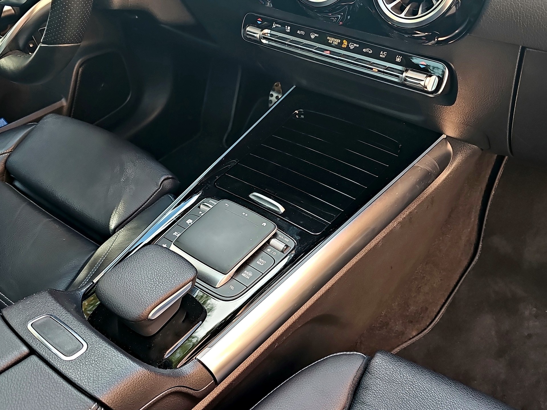 MERCEDES-BENZ GLA 250e AMG Line 8G-DCT-image-24