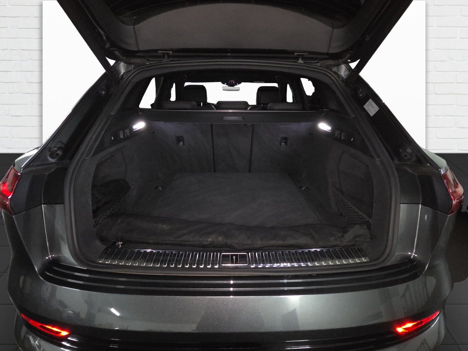 AUDI e-tron 55 S Line Black Edition quattro-image-8