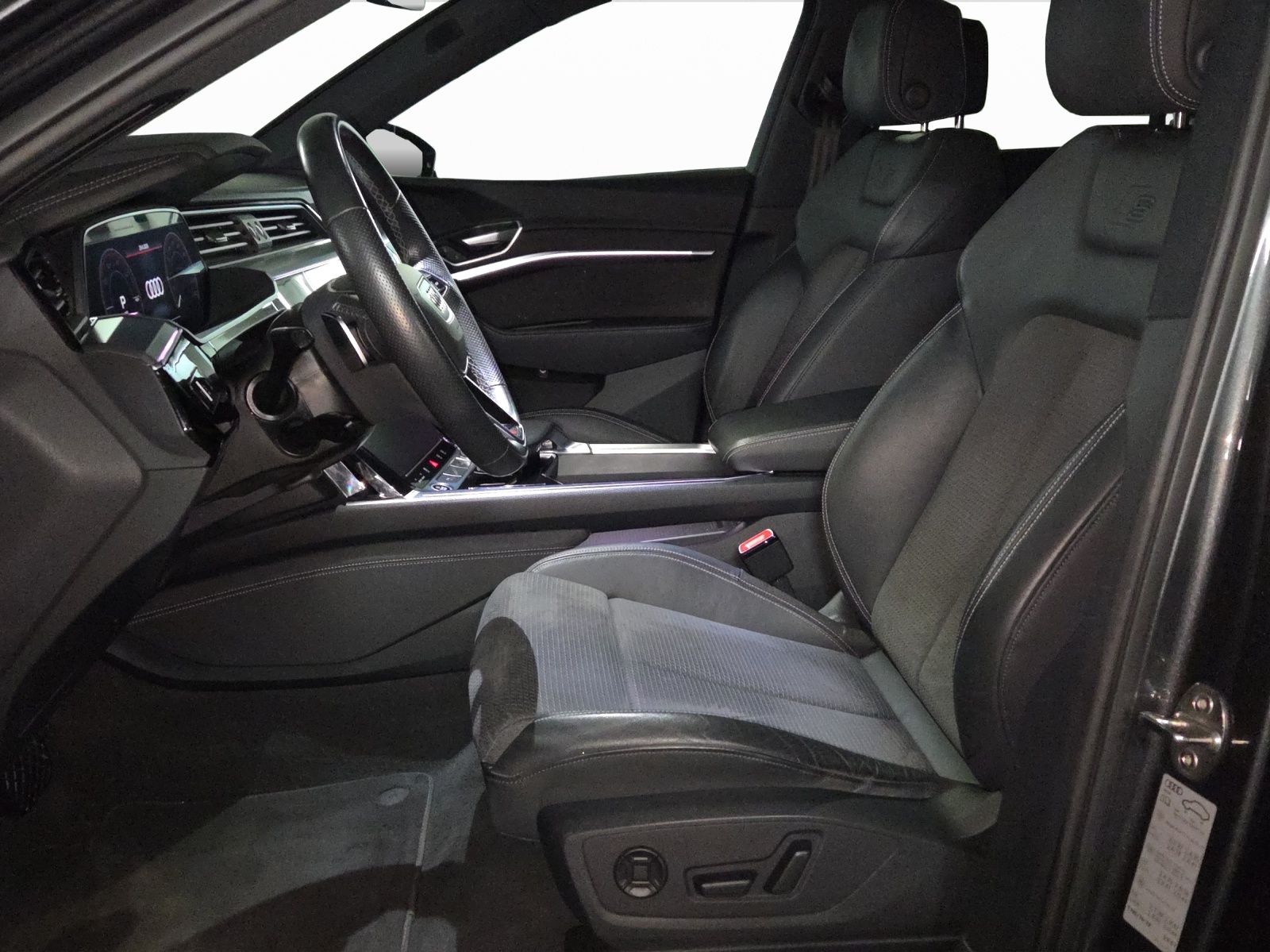 AUDI e-tron 55 S Line Black Edition quattro-image-4