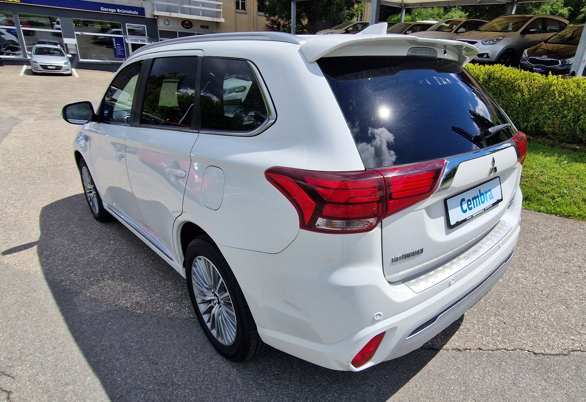MITSUBISHI Outlander 2.4 PHEV Diamond S-Edition 4WD Automatic-showroom-element-3